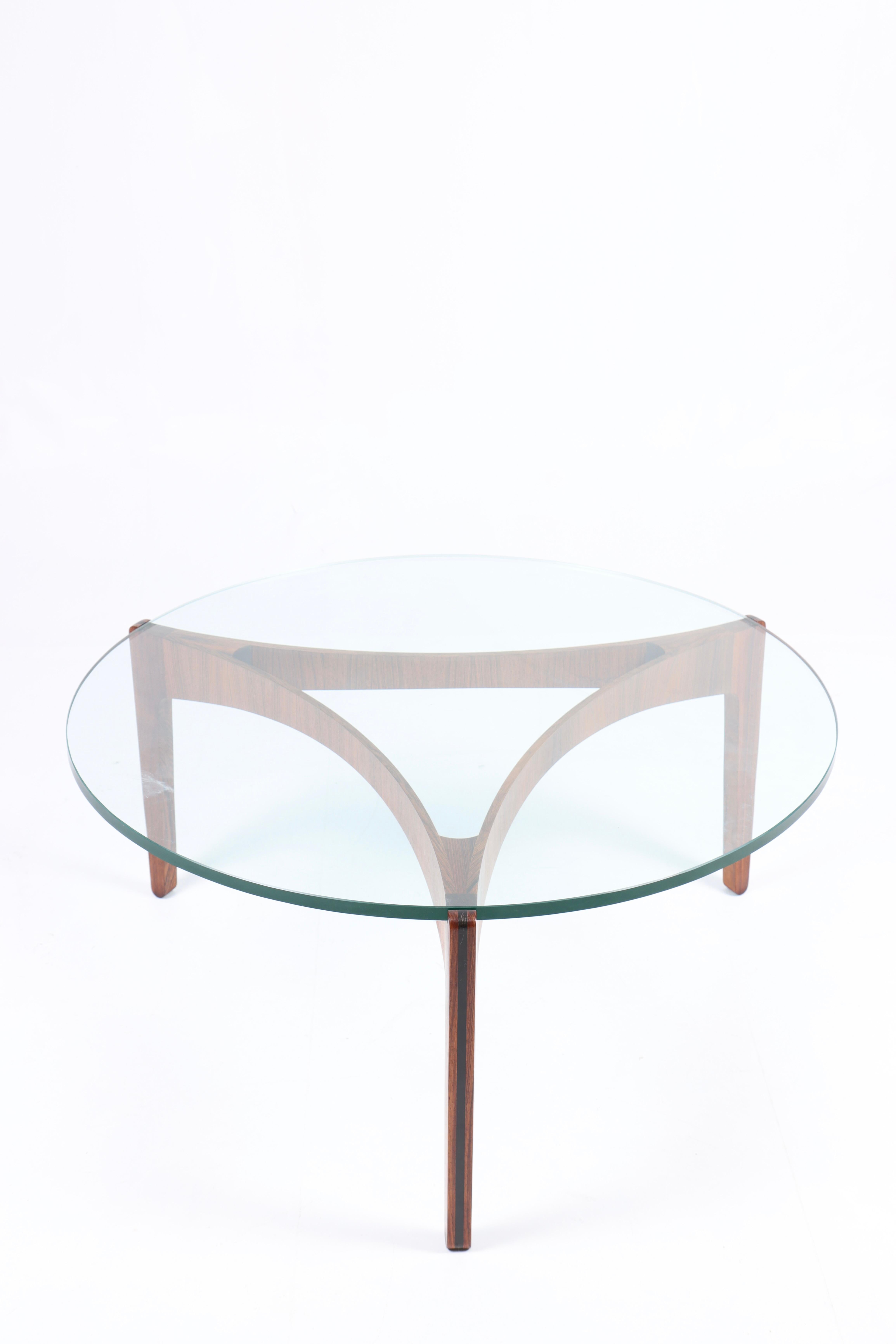 Table basse - Structure en bois de rose avec un plateau en verre - Dessinée par Svend Ellekær et fabriquée par Christian Linnebjerg Danemark dans les années 1960 - très bon état.