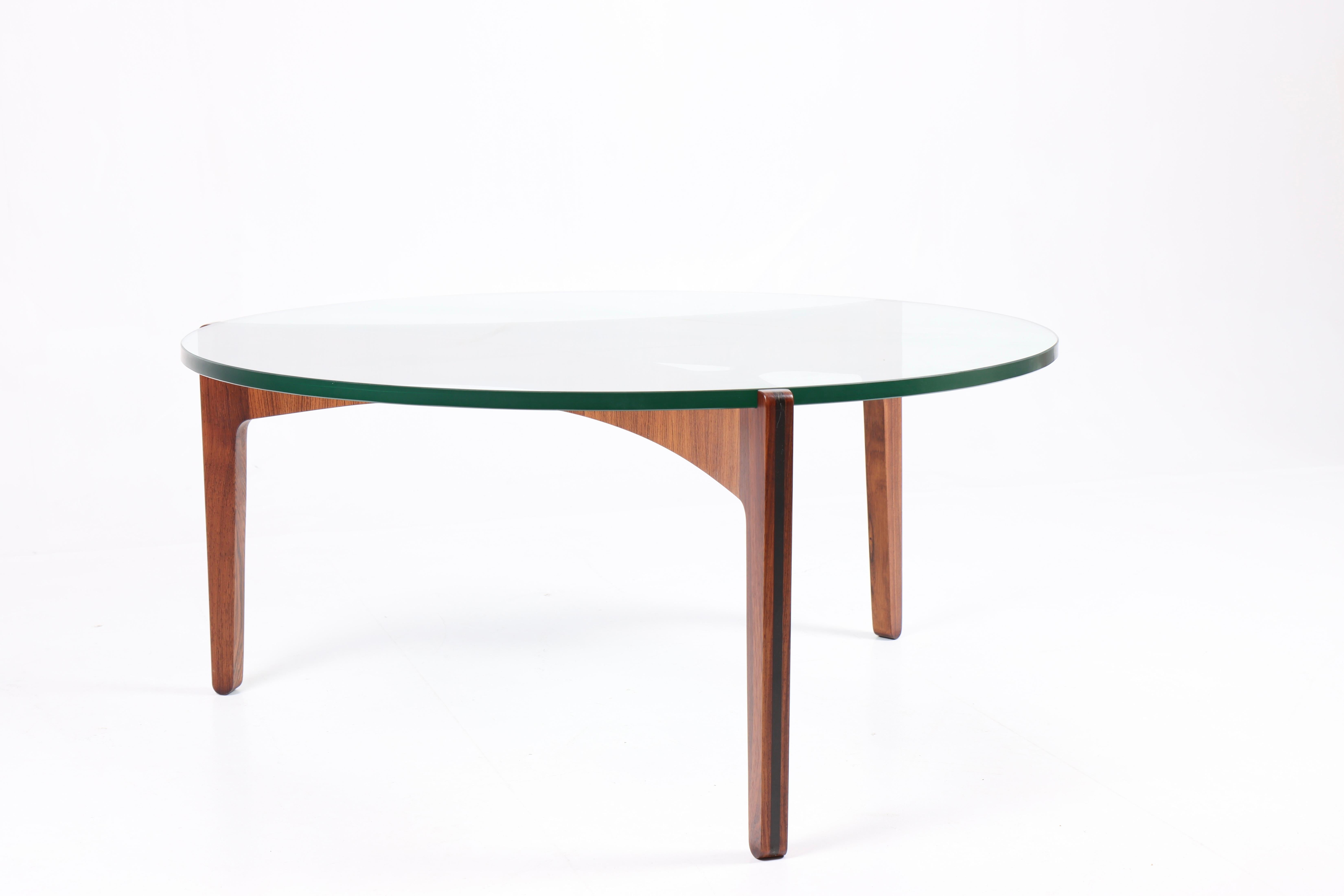 Scandinave moderne Table basse en bois de rose avec plateau en verre, am designs par Svend Ellekær  en vente