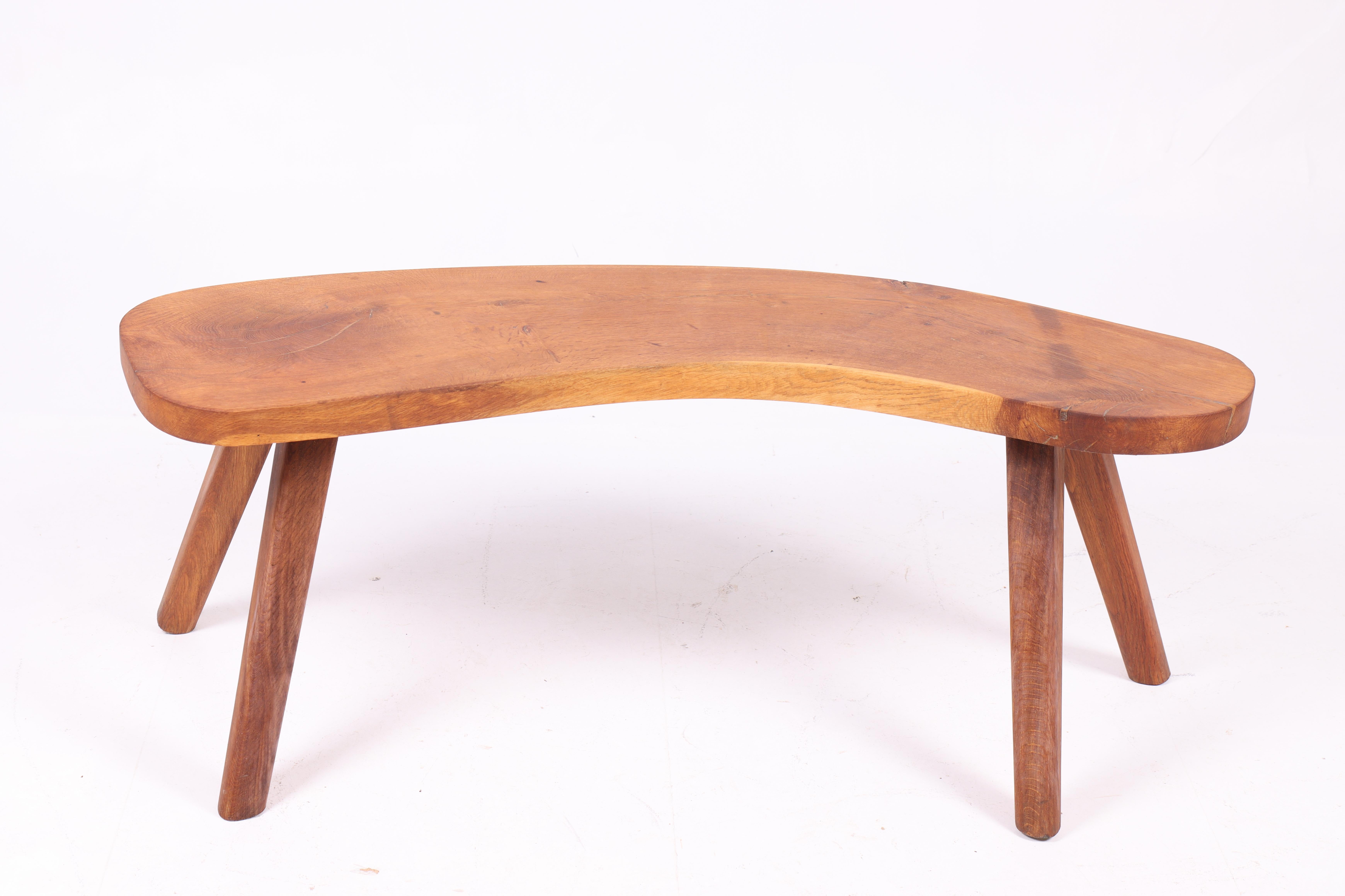 Niedriger Tisch aus massiver Eiche, entworfen und hergestellt in Dänemark. Toller Originalzustand.