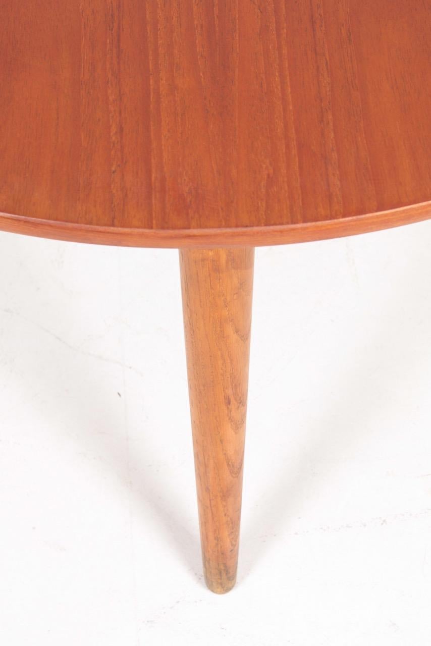 Niedriger Tisch aus Teakholz und Gestell aus massiver Eiche. Entworfen von Hans J. Wegner für Andreas Tuck in den 1950er Jahren. Ursprünglicher Zustand.