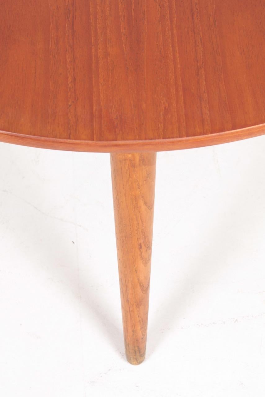 Table basse en teck et cadre en chêne massif. Conçu par Hans J. Wegner pour Andreas Tuck dans les années 1950. État original.