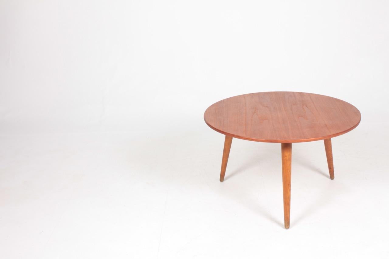 Niedriger Tisch aus Teak und Eiche von Hans J. Wegner Dänische Moderne:: 1950er Jahre (Skandinavische Moderne) im Angebot