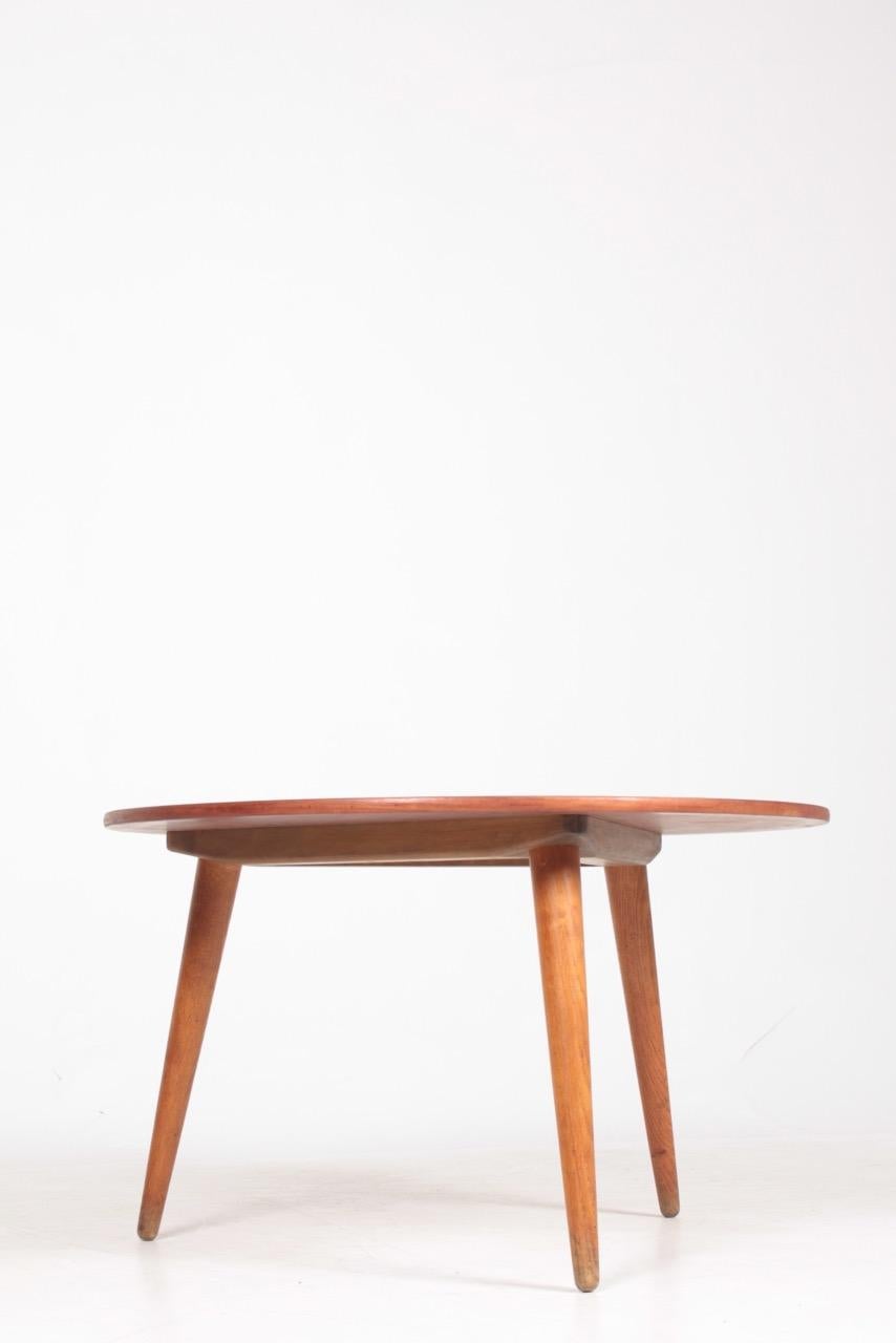 Low Table in Teak and Oak by Hans J. Wegner Danish Modern, 1950s In Good Condition For Sale In Lejre, DK