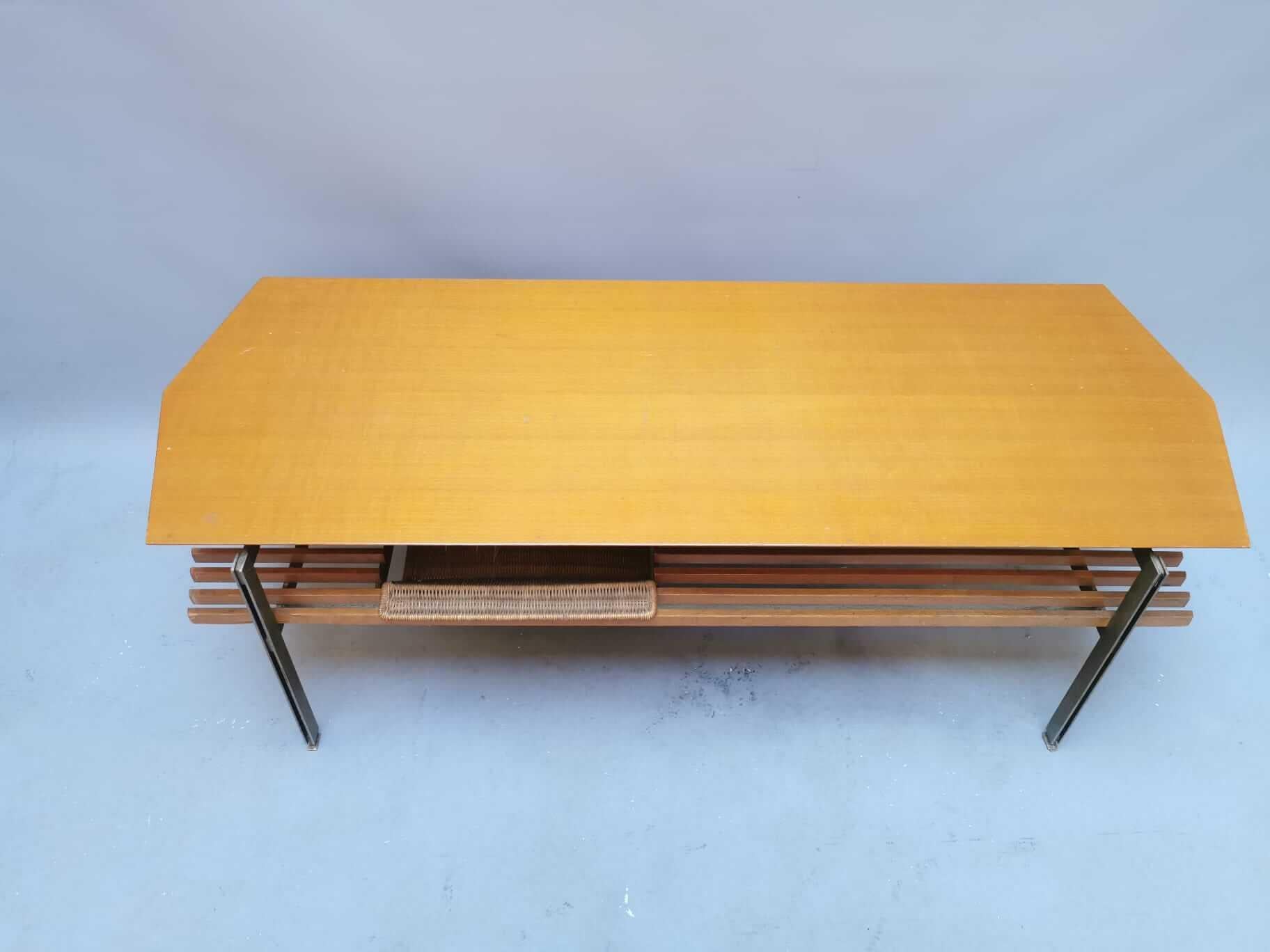 Low coffee table of fine finish, for which we have been unable to find a precise attribution but believe it may be from the 1960s. Italian manufacture, which can be perceived in the quality of the assemblages and even the smallest finishes, such as