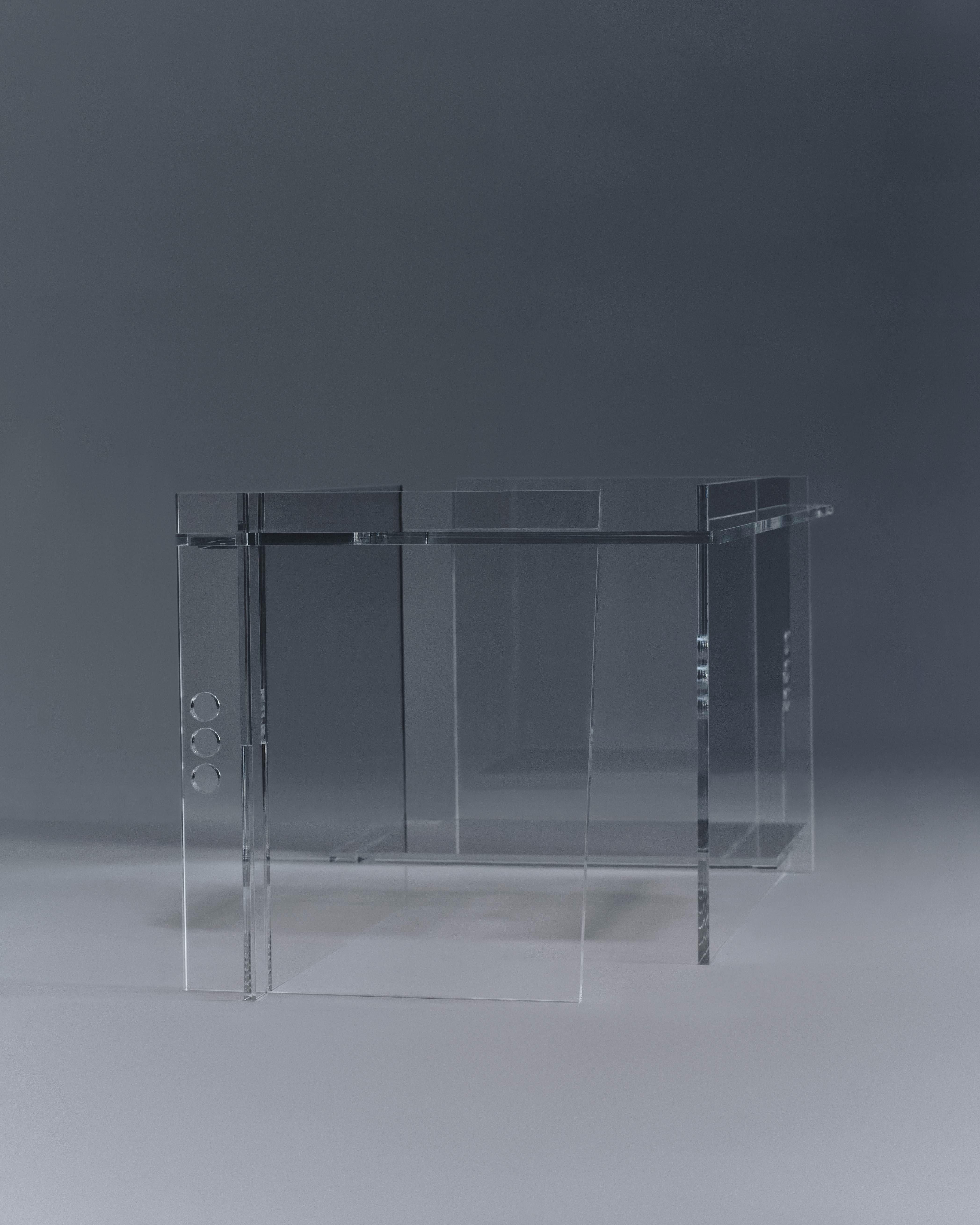 Stand Tall est une table basse au design moderne et sophistiqué, ancrée dans les principes du minimalisme et de la fonctionnalité. La pièce se caractérise par une combinaison unique de gravité, de transparence et de lumière, qui crée une expérience