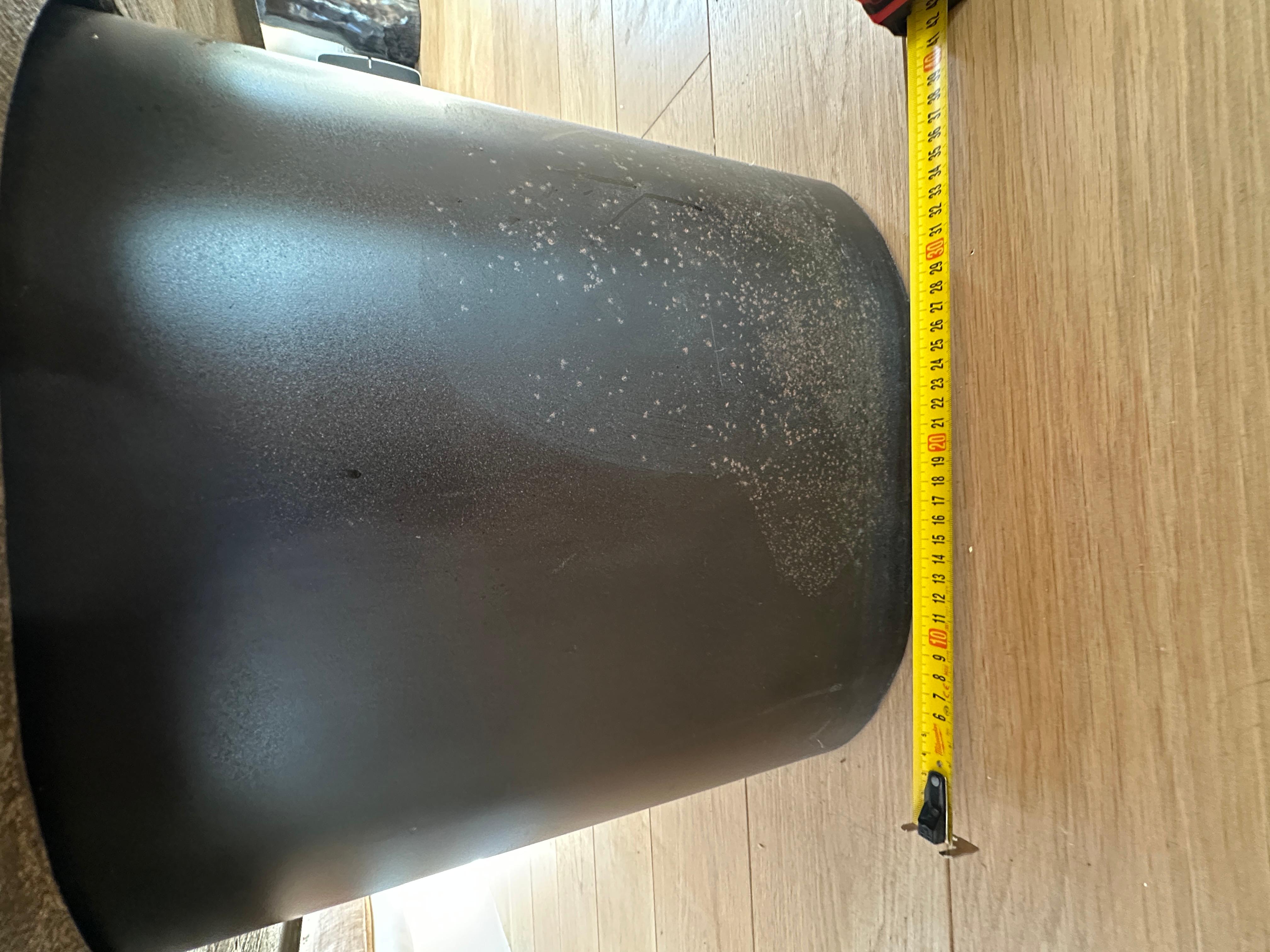 Table basse à plateau en laiton texturé XXL France 1970 en vente 4