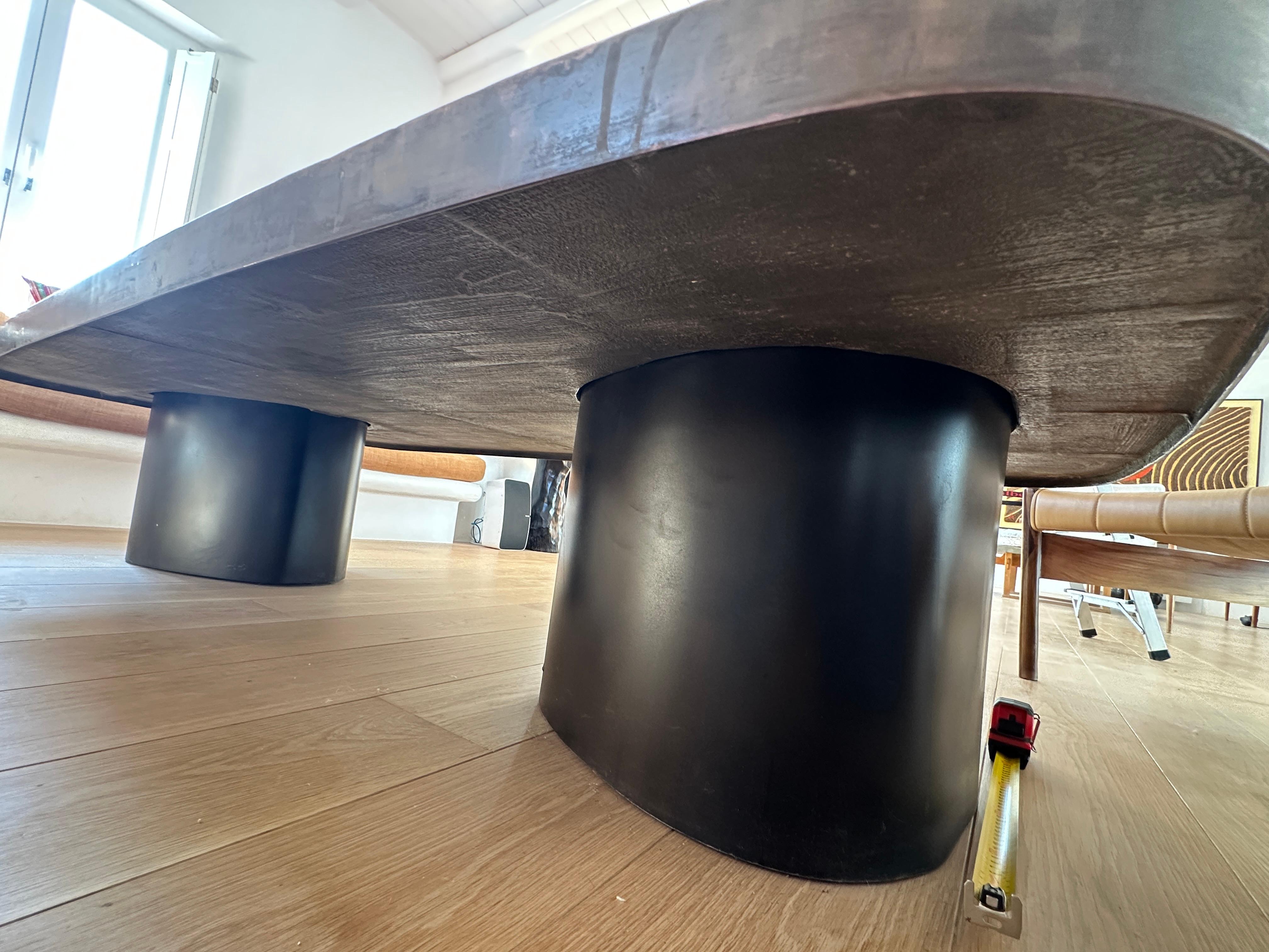 Table basse à plateau en laiton texturé XXL France 1970 en vente 5