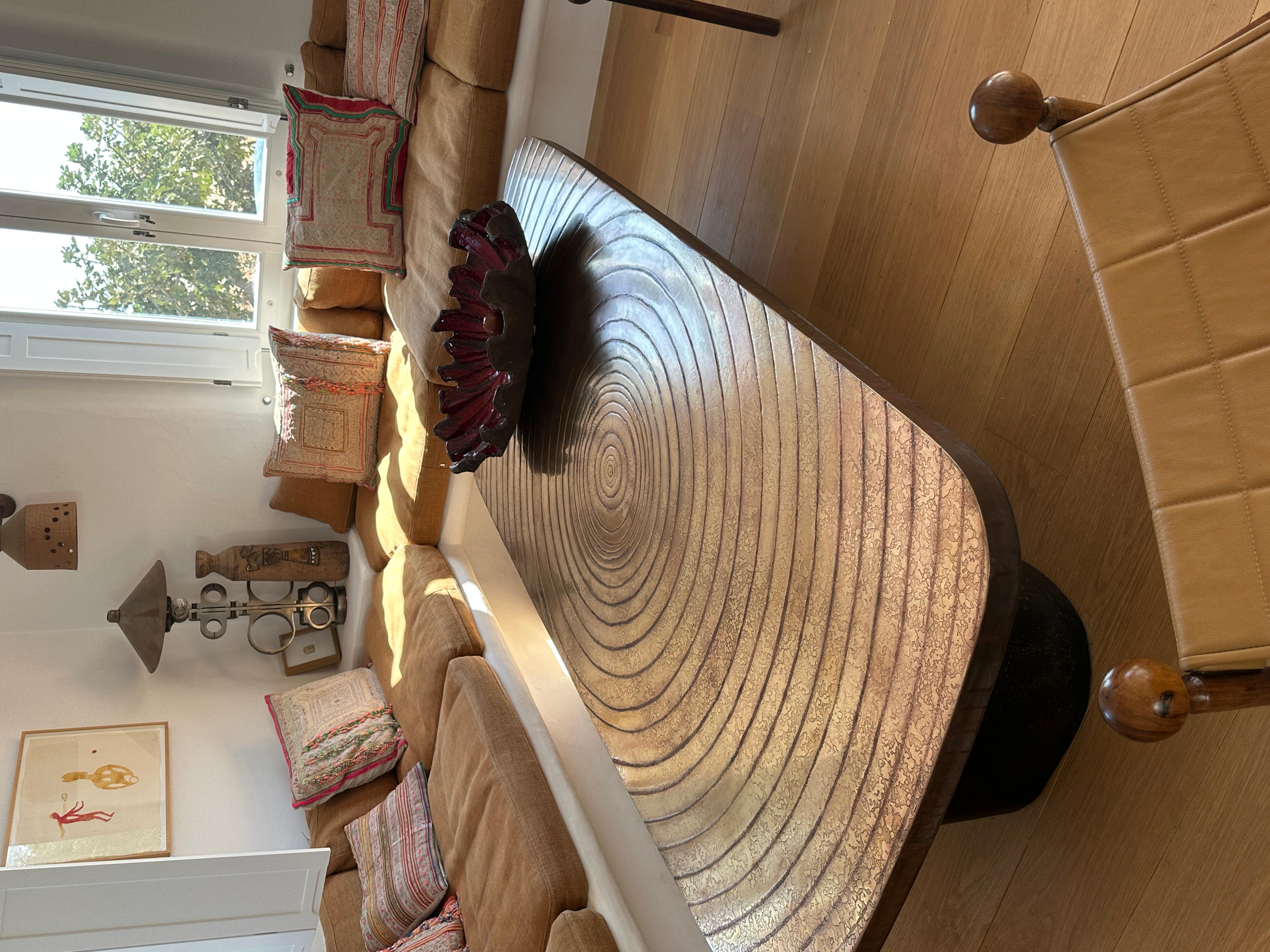 Table basse à plateau en laiton texturé XXL France 1970 en vente 6