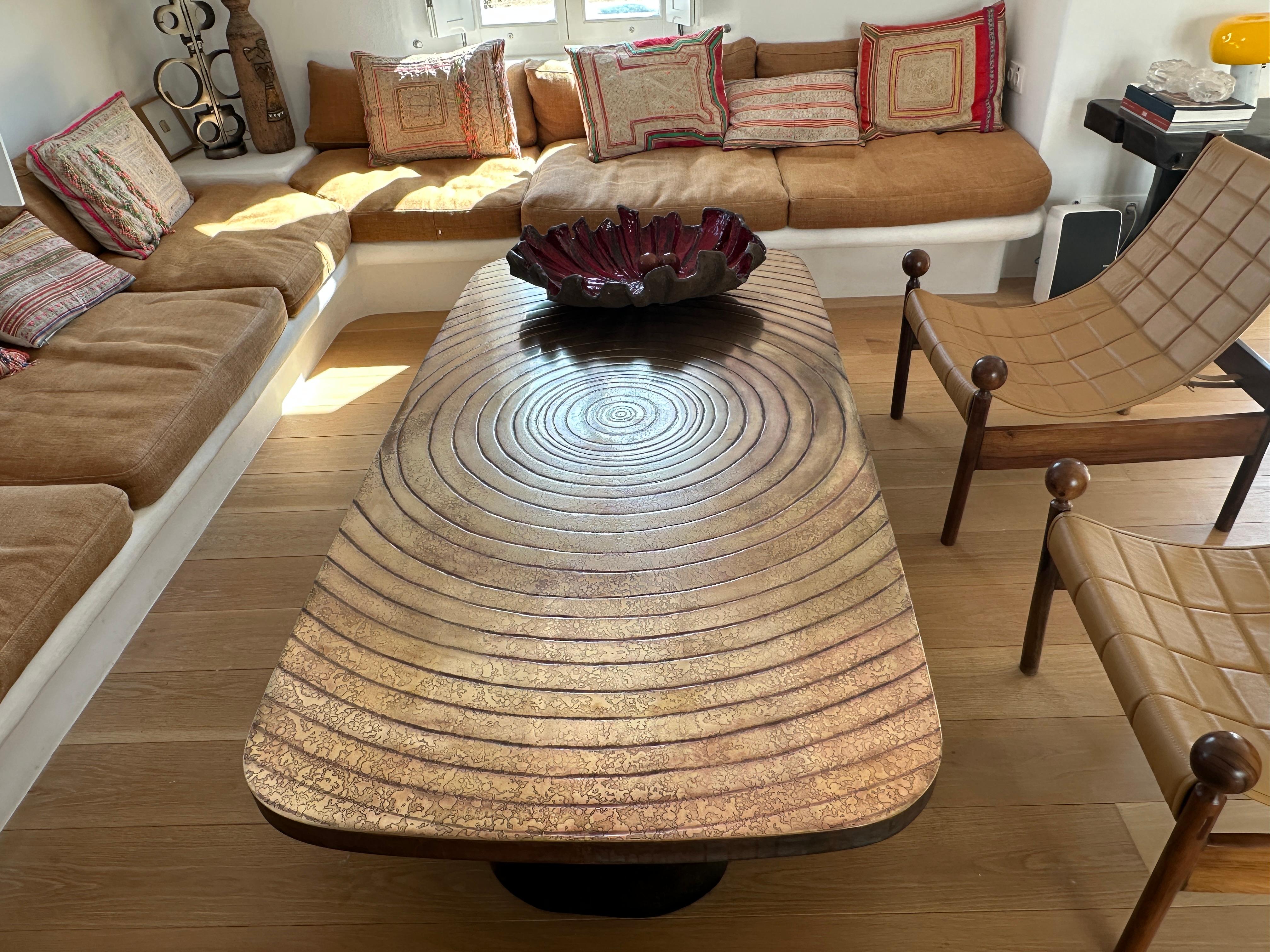 Table basse à plateau en laiton texturé XXL France 1970 en vente 7