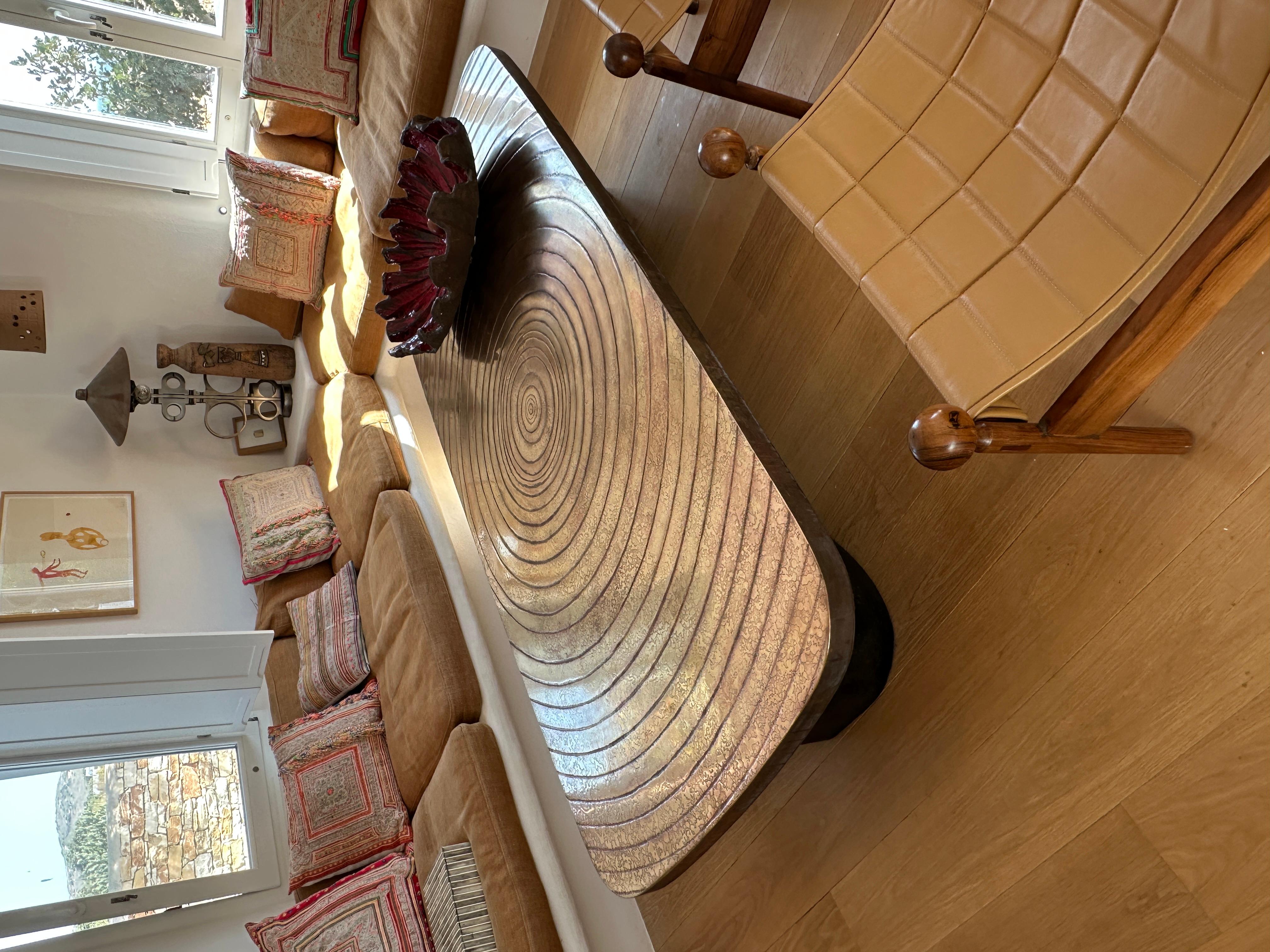 Table basse à plateau en laiton texturé XXL France 1970 en vente 8