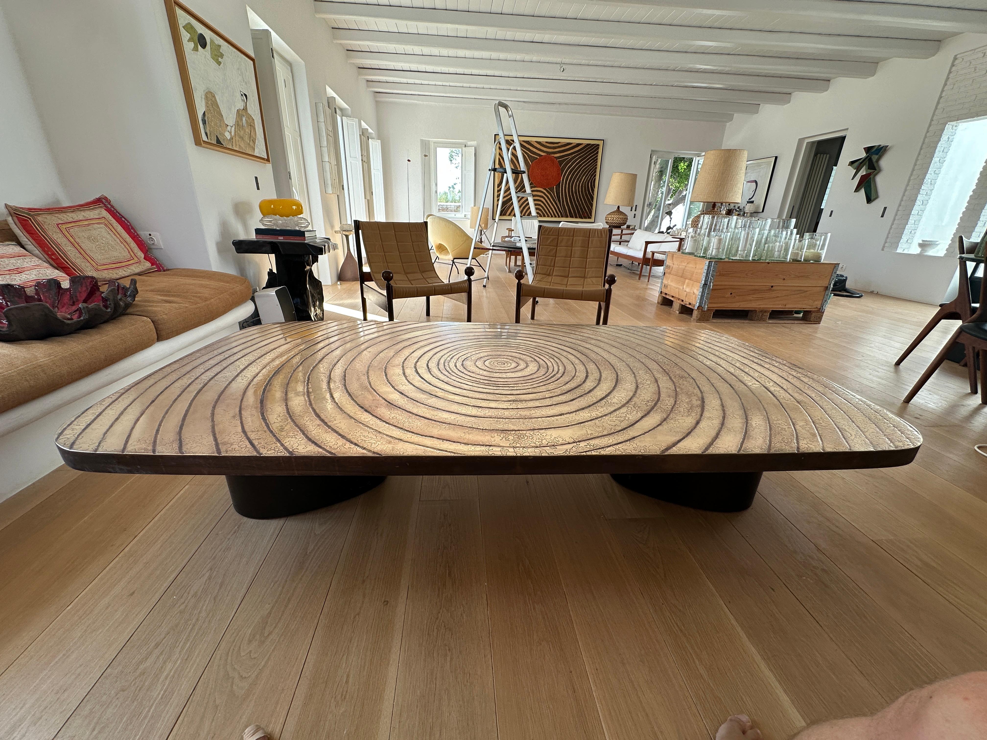 Table basse à plateau en laiton texturé XXL France 1970 en vente 9