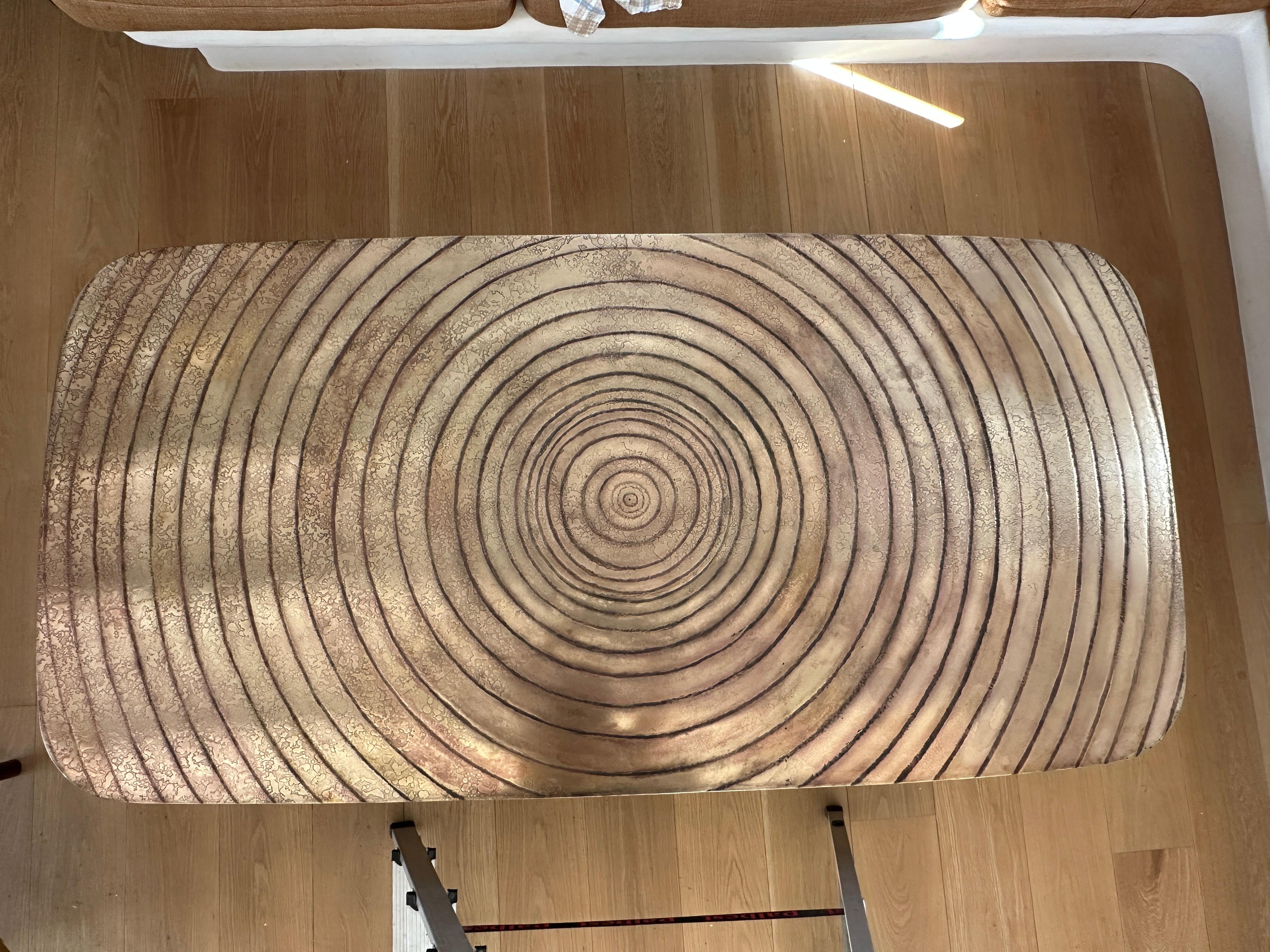 Magnifique table en bronze aux dimensions exceptionnelles de 2 mètres de long. Fabriqué en laiton patiné avec une forme de goutte d'eau frappante, il présente une belle patine naturelle qui peut être mise en valeur ou polie pour retrouver un