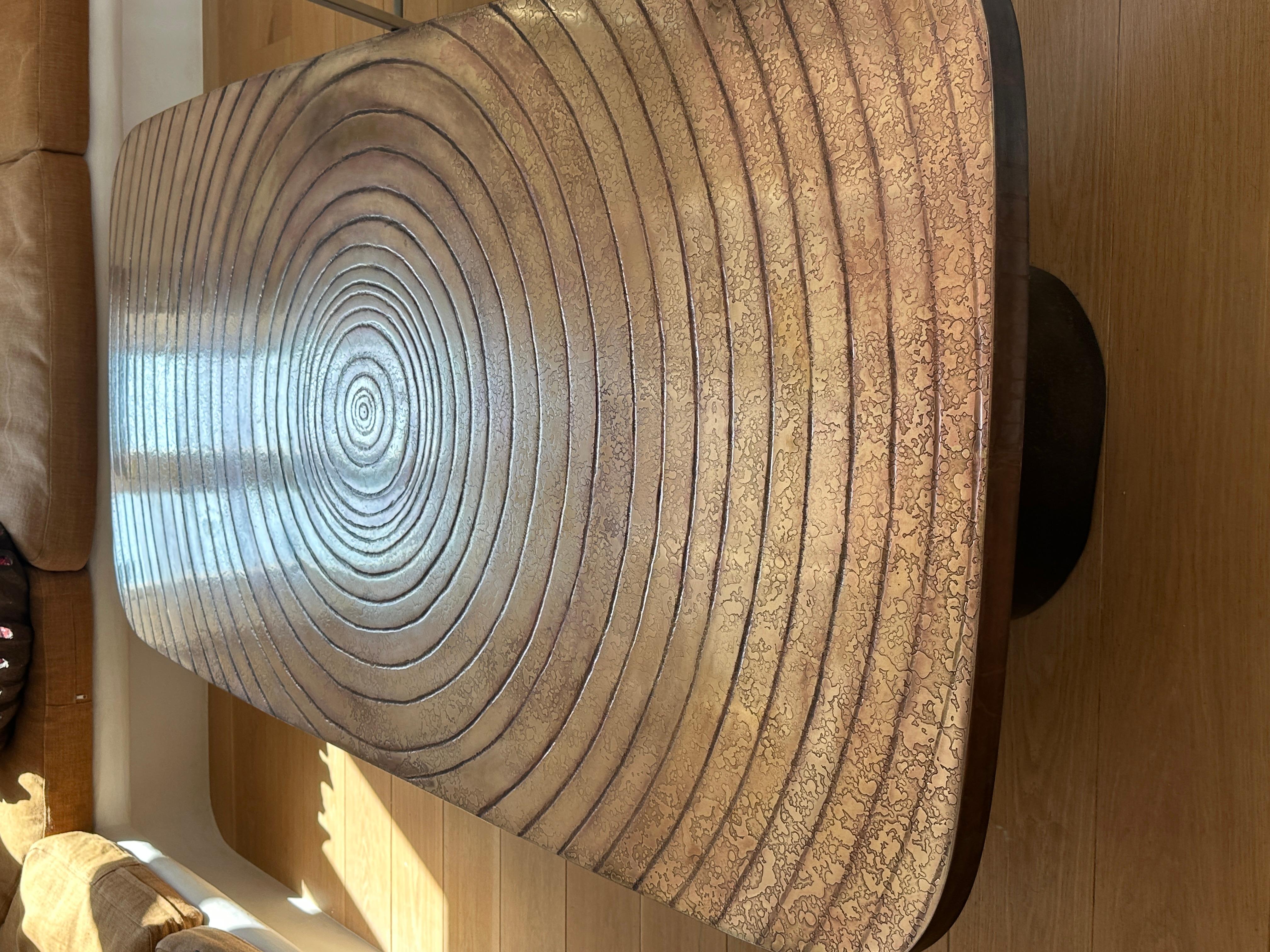 Mid-Century Modern Table basse à plateau en laiton texturé XXL France 1970 en vente