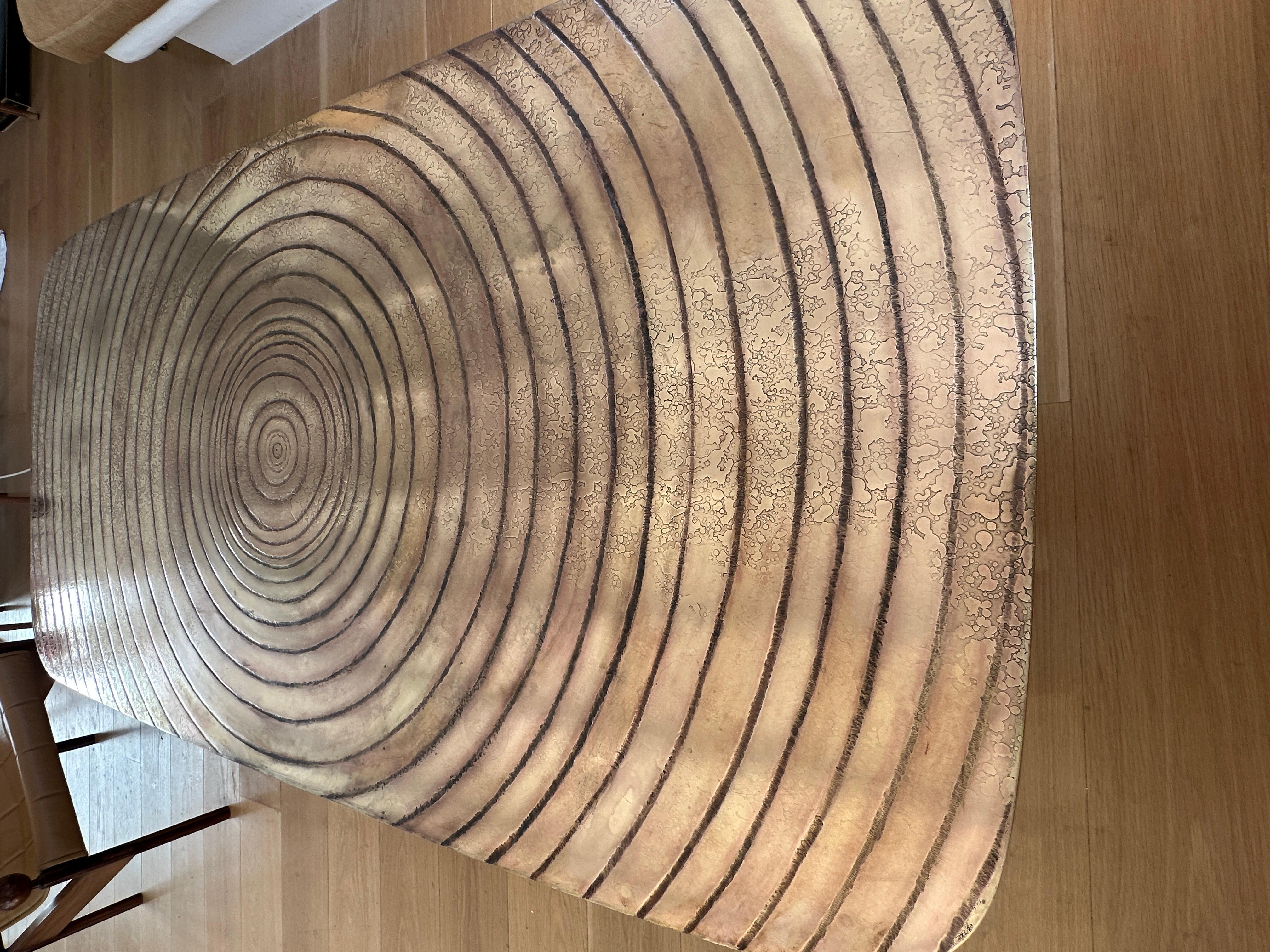 Français Table basse à plateau en laiton texturé XXL France 1970 en vente