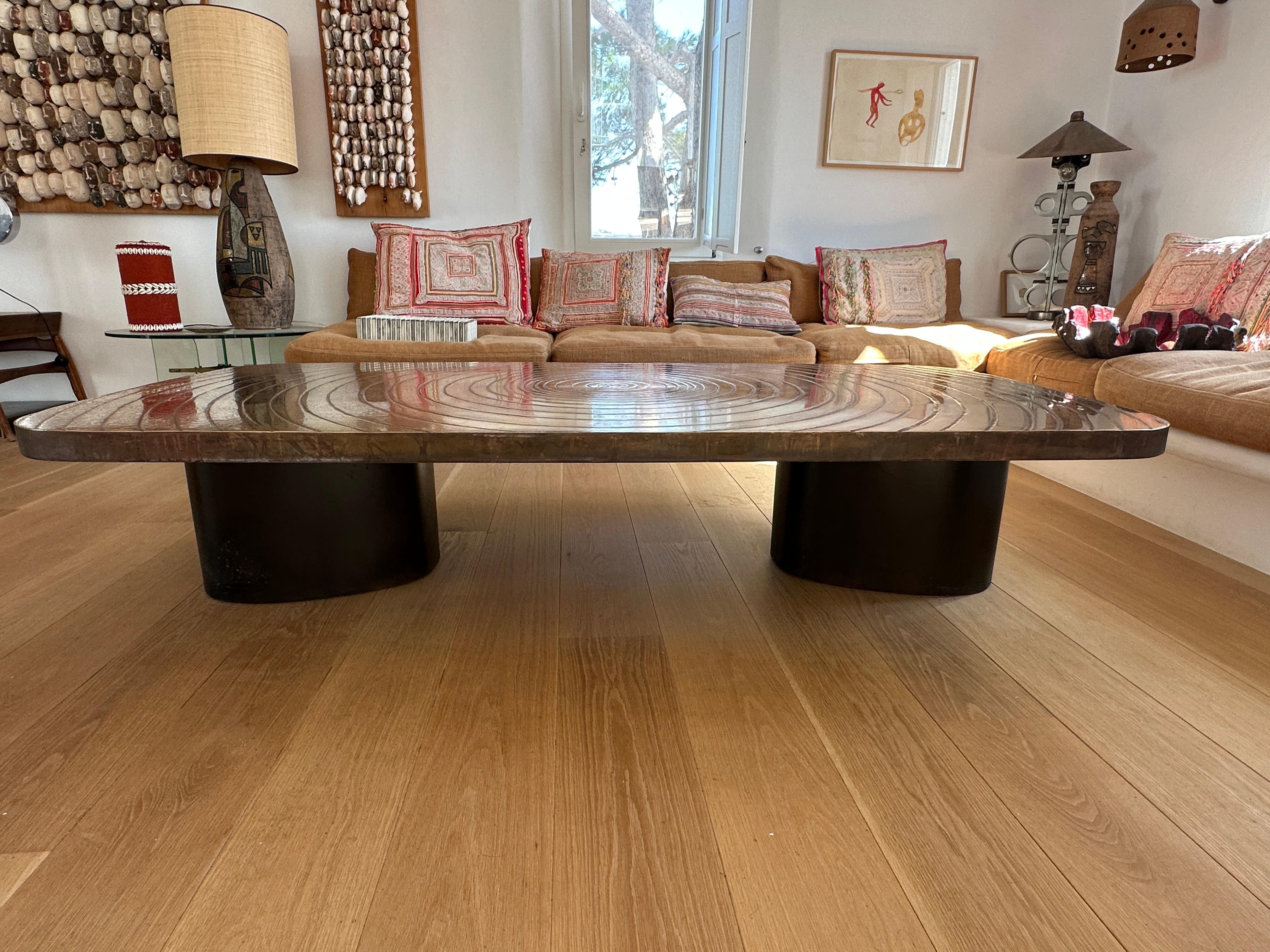 Table basse à plateau en laiton texturé XXL France 1970 Bon état - En vente à Paris, FR