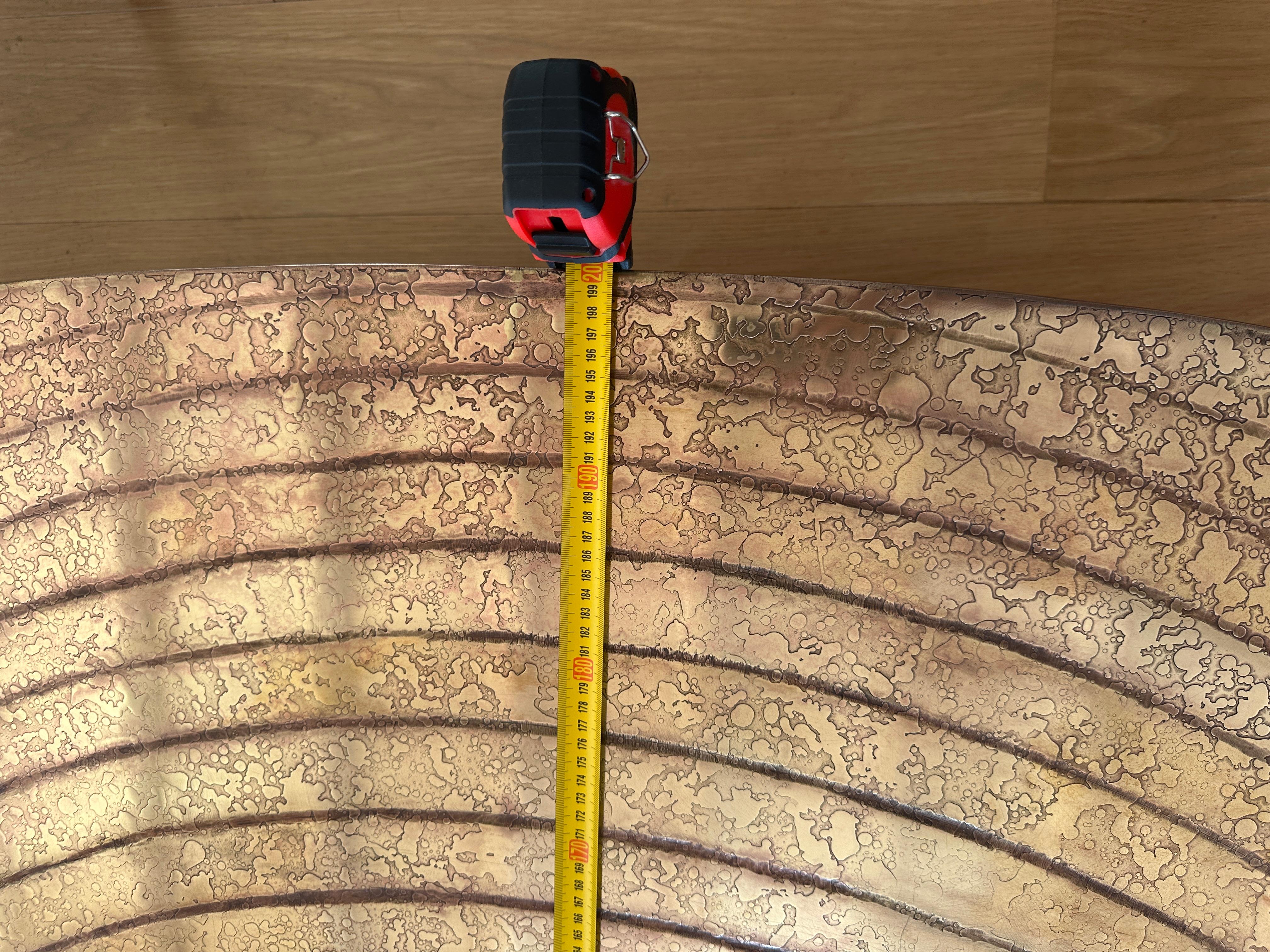 20ième siècle Table basse à plateau en laiton texturé XXL France 1970 en vente