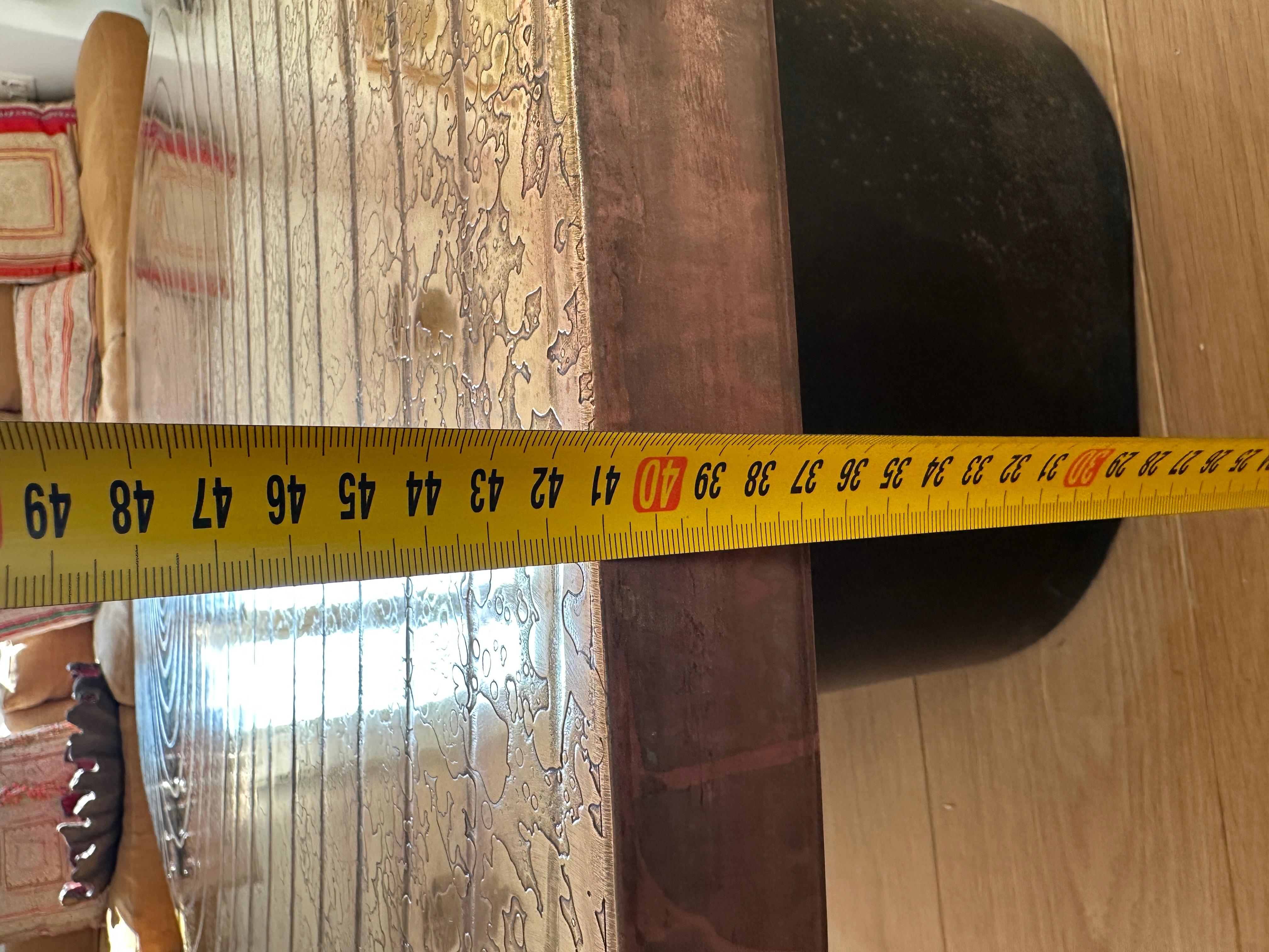 Table basse à plateau en laiton texturé XXL France 1970 en vente 1