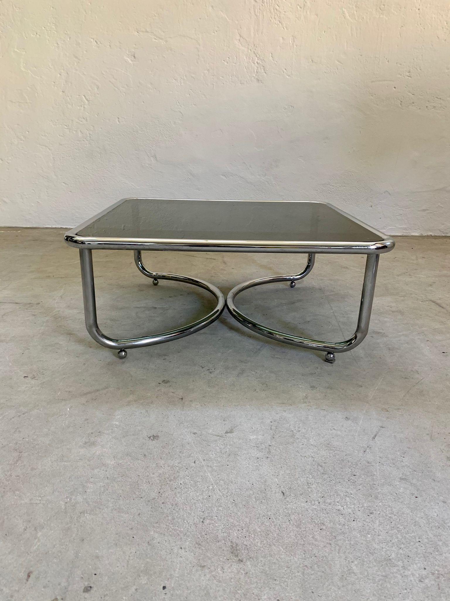 Niedriger Tisch mit Rauchglasplatte und verchromter Struktur, Gae Aulenti, Poltronova (Moderne der Mitte des Jahrhunderts) im Angebot