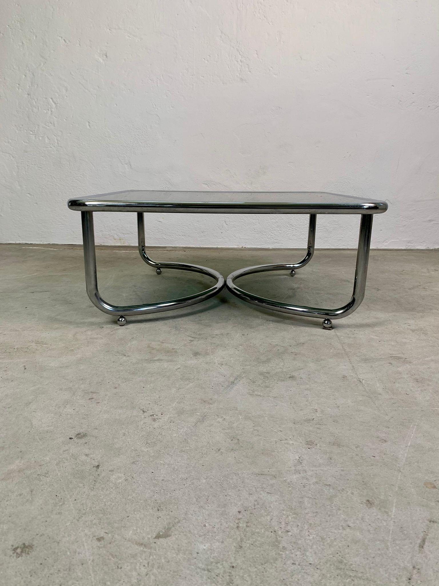 Niedriger Tisch mit Rauchglasplatte und verchromter Struktur, Gae Aulenti, Poltronova (Metall) im Angebot
