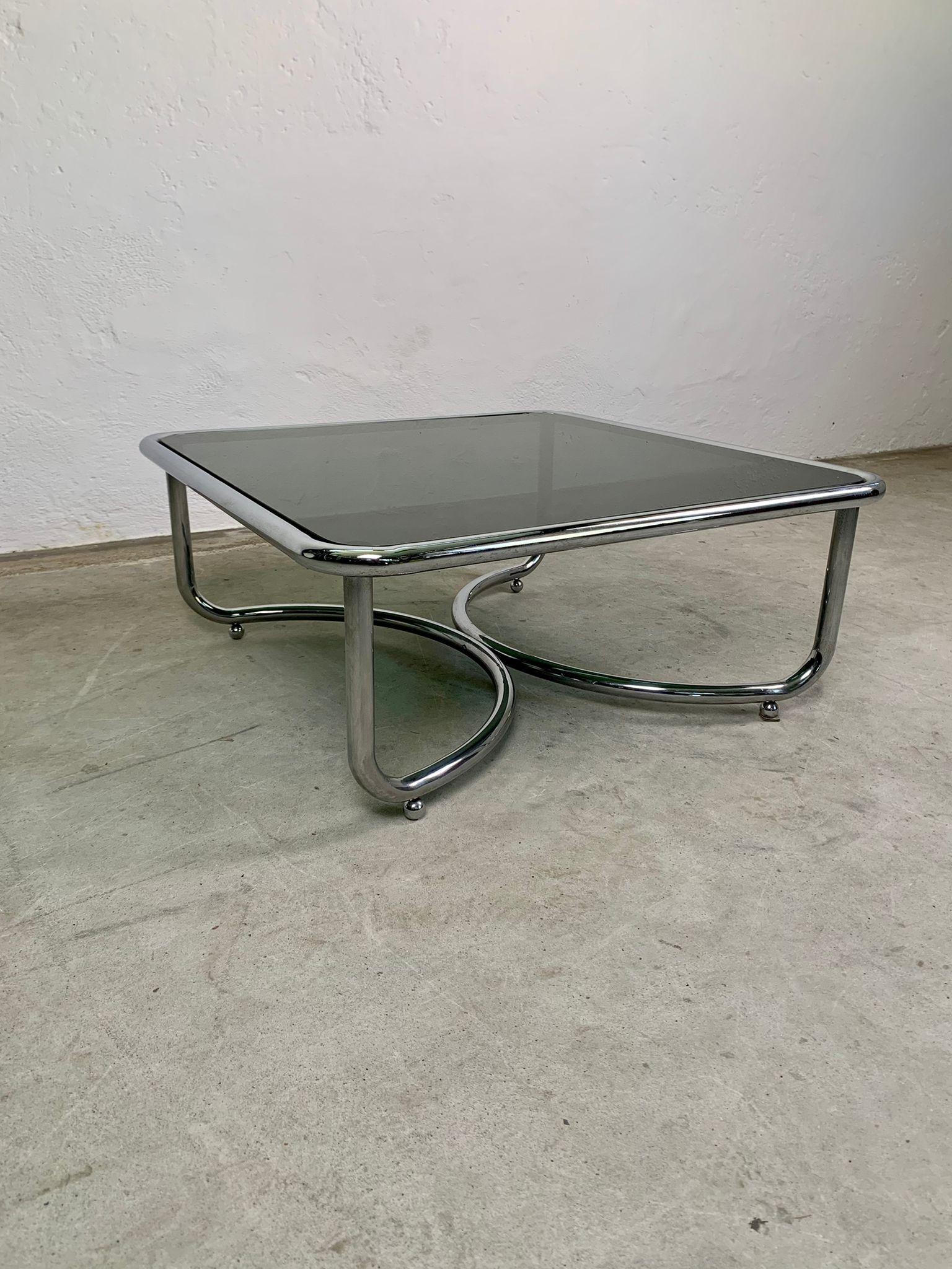 Table basse avec plateau en verre fumé et structure chromée, Gae Aulenti, Poltronova en vente 1