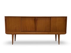 Buffet bas en teck par Gunni Omann, Omann Omann, Danemark.