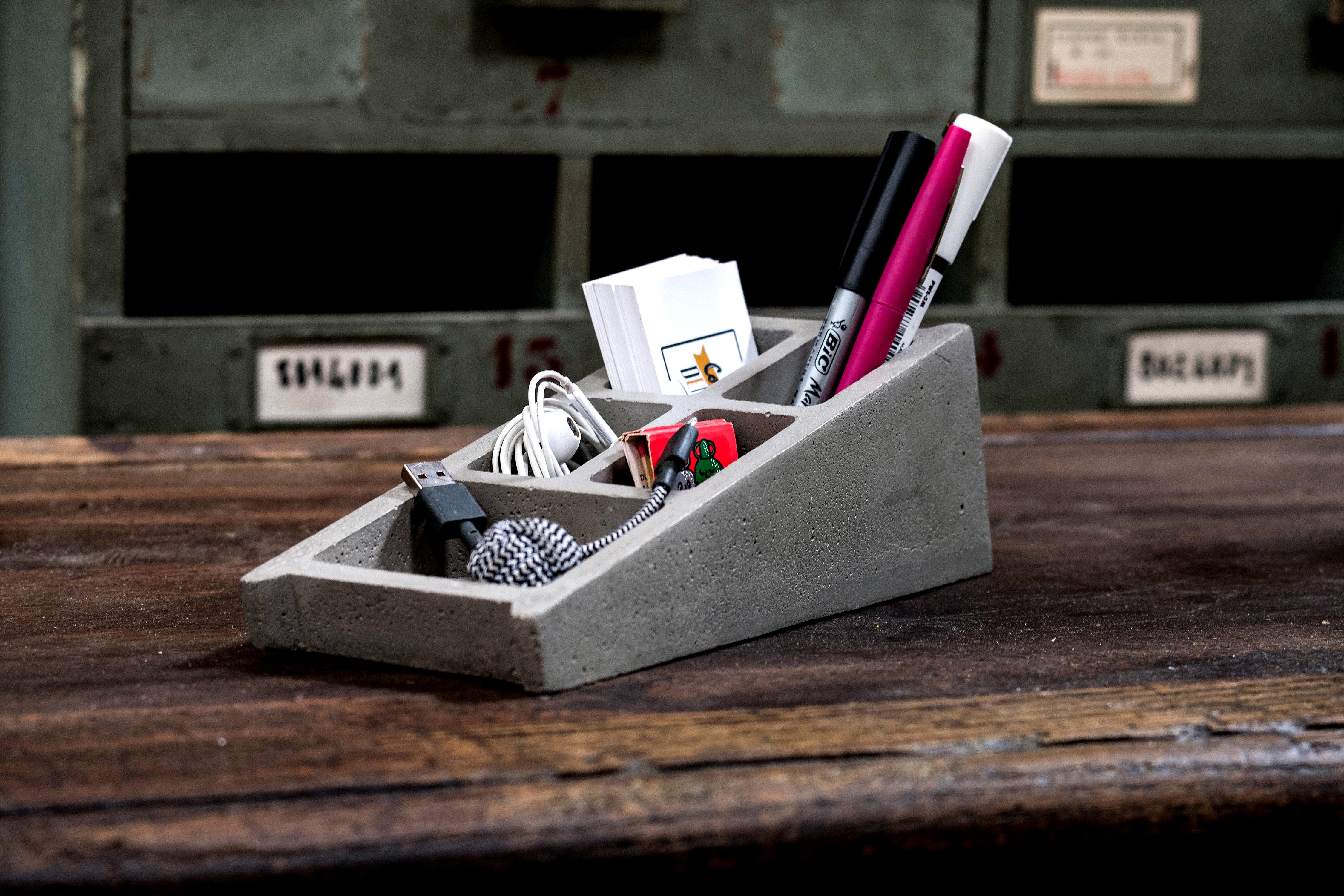 Directly inspired by the emblematic concrete block, this desk organizer offers 5 multi-function compartments.
It's up to you to fill them up as you need to. Time to get to work!.