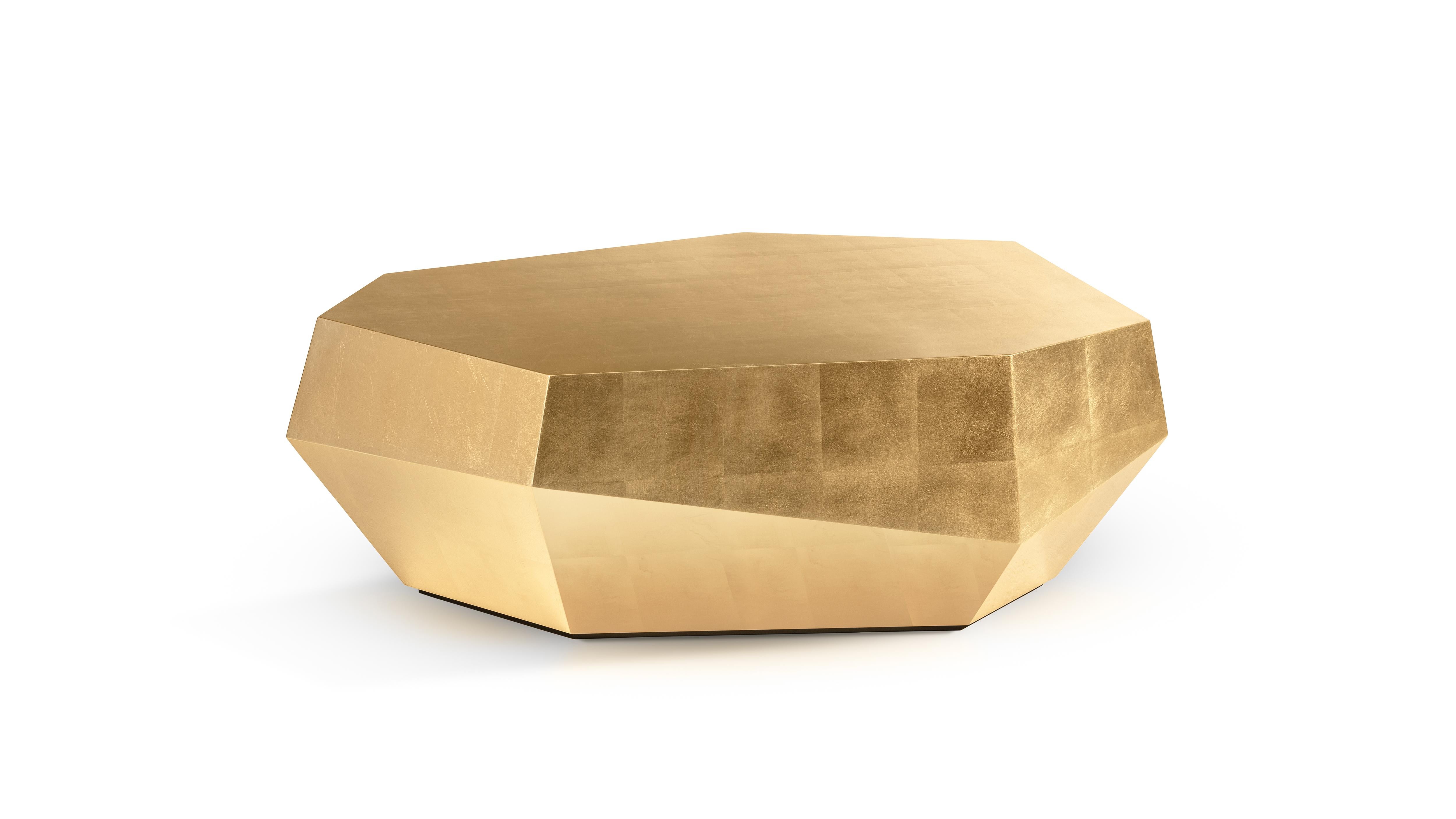 Table basse Three Rocks Gold Leaf d'InsidherLand
Dimensions : D 75 x L 112 x H 37 cm.
MATERIAL : Feuille d'or.
19 kg.
Autres matériaux disponibles.

Depuis l'Arbre spécial, les feuilles tombées sur l'eau reflétaient les visages des deux amoureux