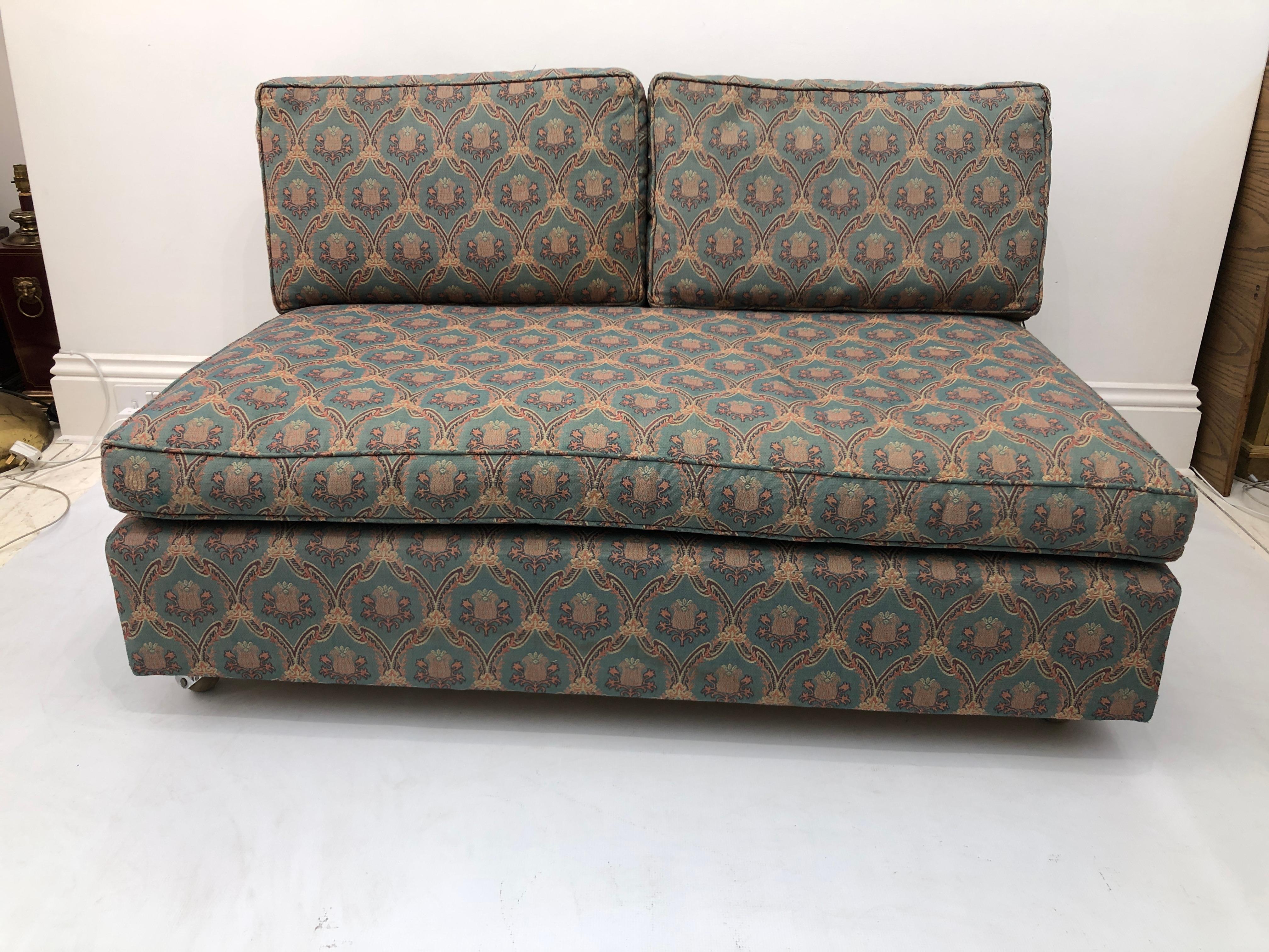 Schlichtes, minimalistisches, zweisitziges Sofa ohne Armlehnen aus der Mid Century Modern der 1960er Jahre. 
Es wäre gut, wenn es neu gepolstert würde, eventuell könnten Sie auch Armlehnen hinzufügen, wenn Sie möchten.

ein einfaches Design, das in