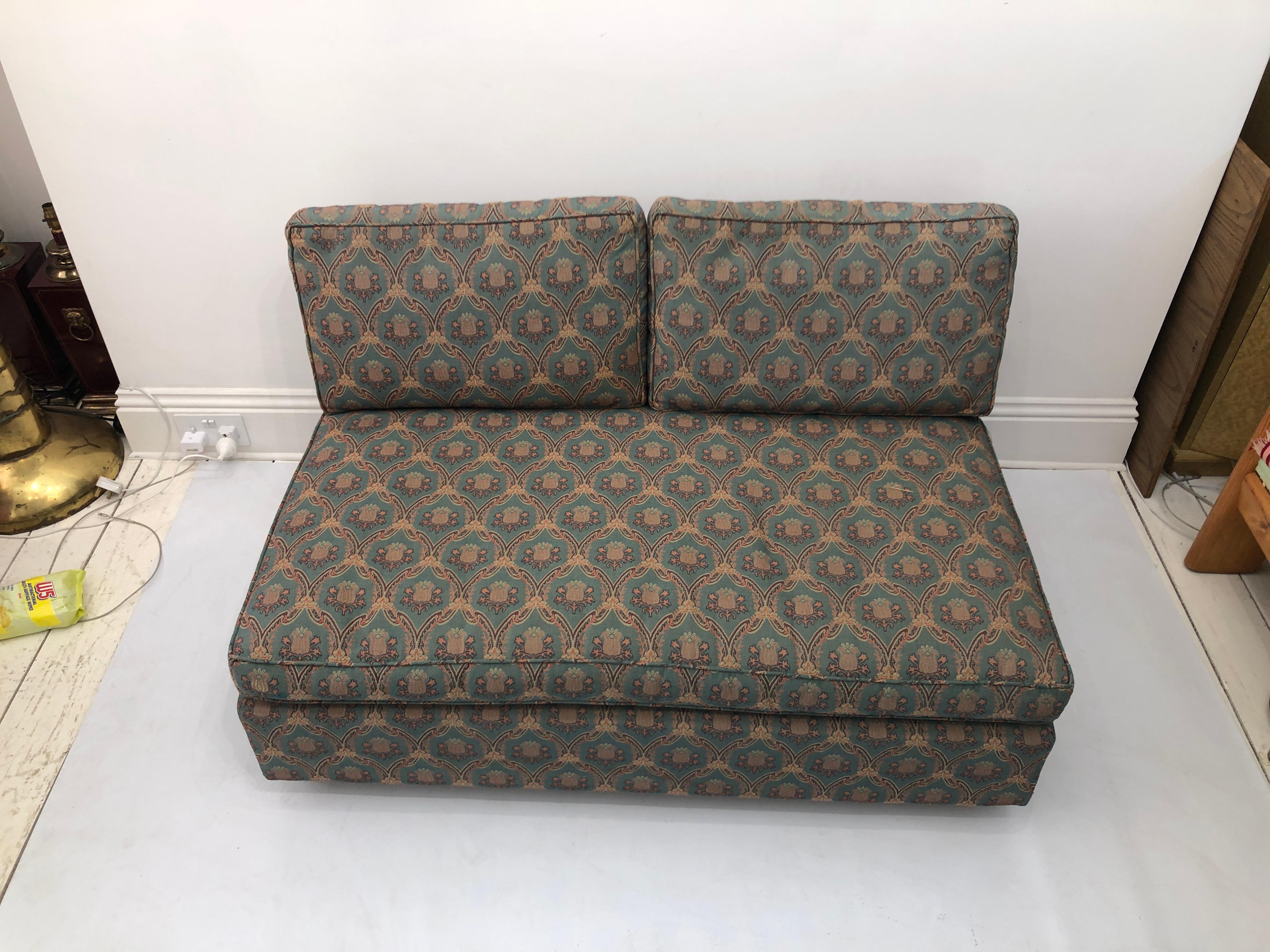 Low Tuxedo Two Seater Sofa auf Rädern Mid Century Modern Settee 1960er Jahre Multicolour (Moderne der Mitte des Jahrhunderts) im Angebot