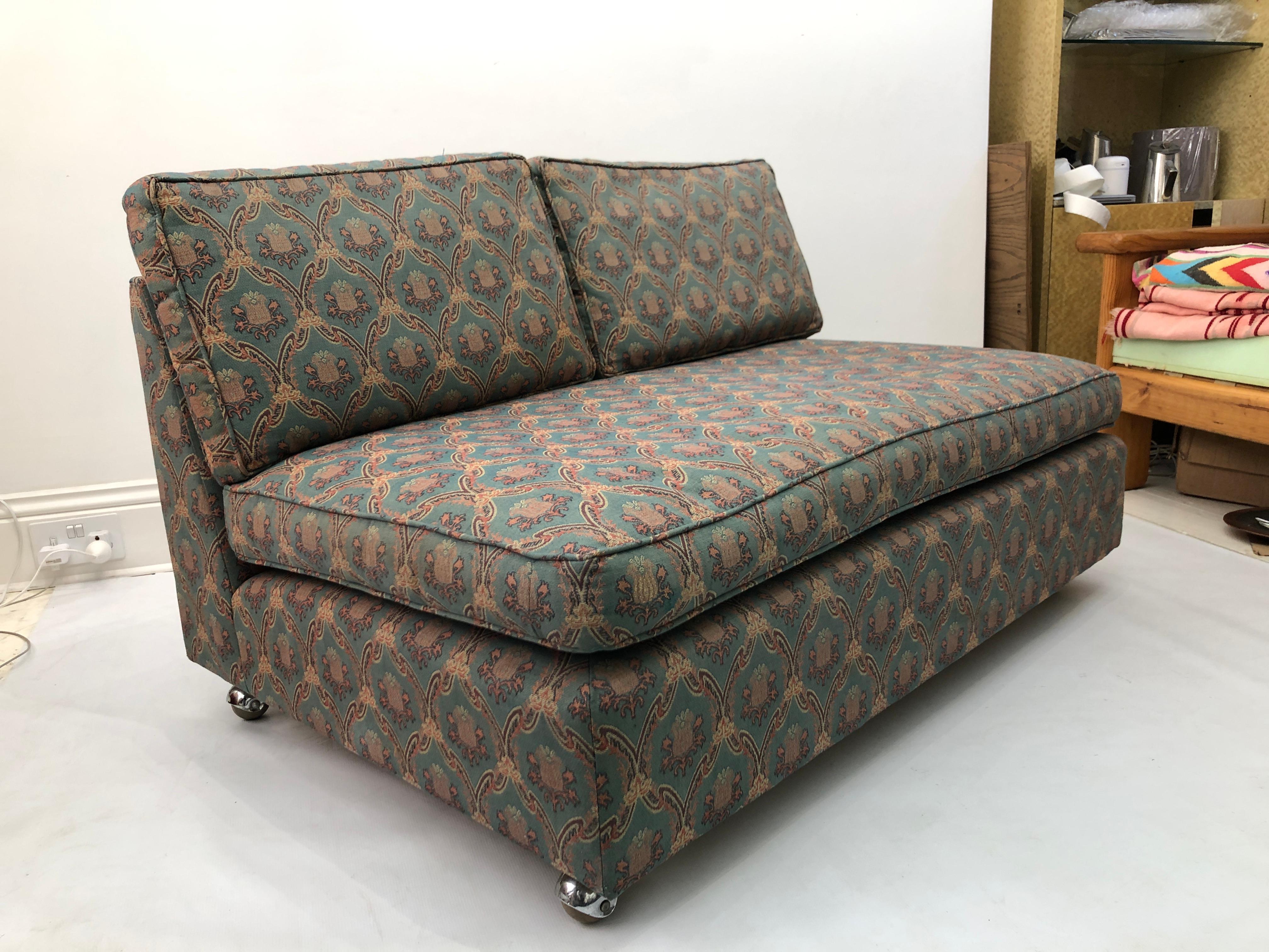 Low Tuxedo Two Seater Sofa auf Rädern Mid Century Modern Settee 1960er Jahre Multicolour (Mitte des 20. Jahrhunderts) im Angebot