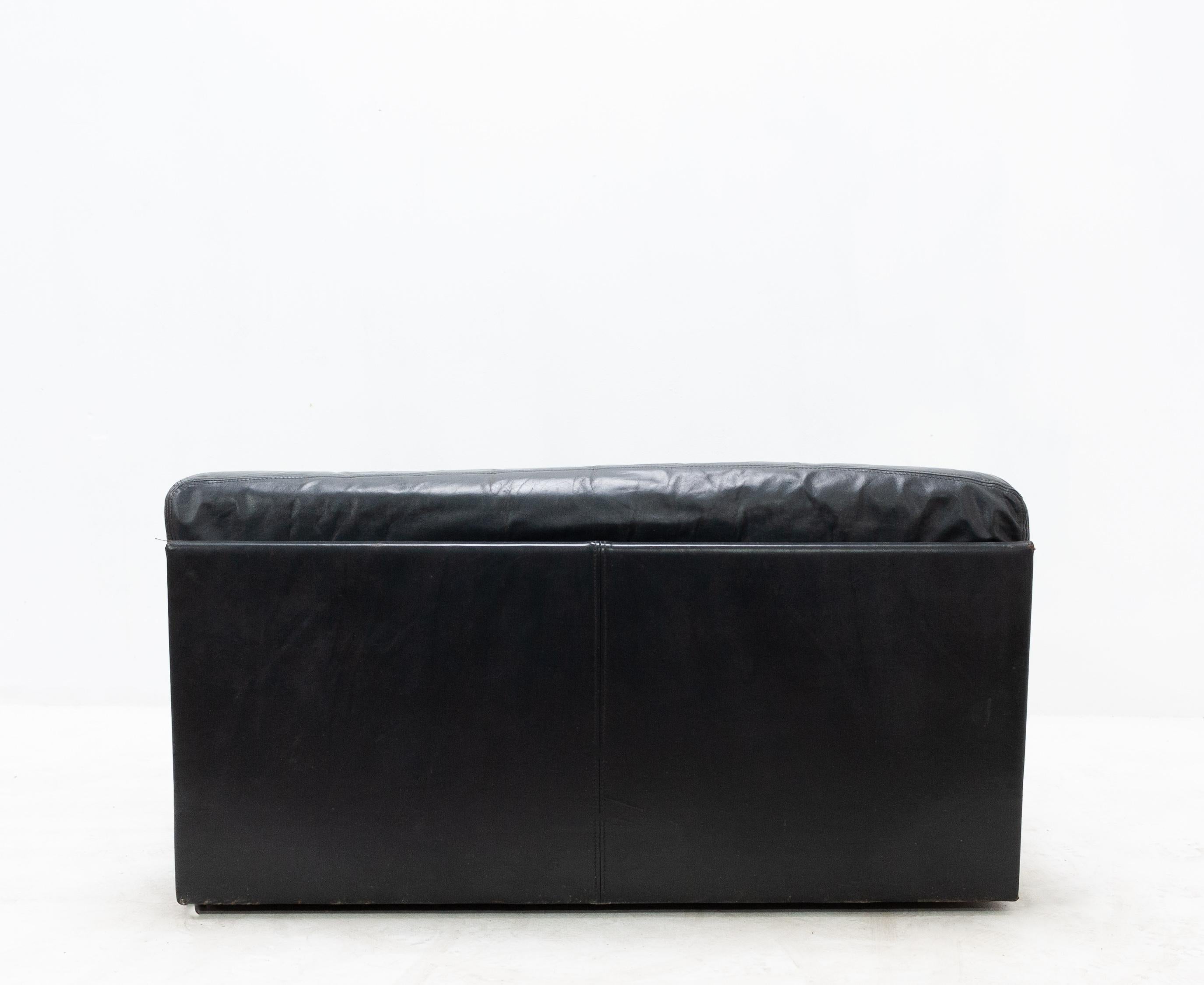 Low Two-Seat Black Leather Sofa or Loveseat, 1960s In Good Condition In Den Haag, NL
