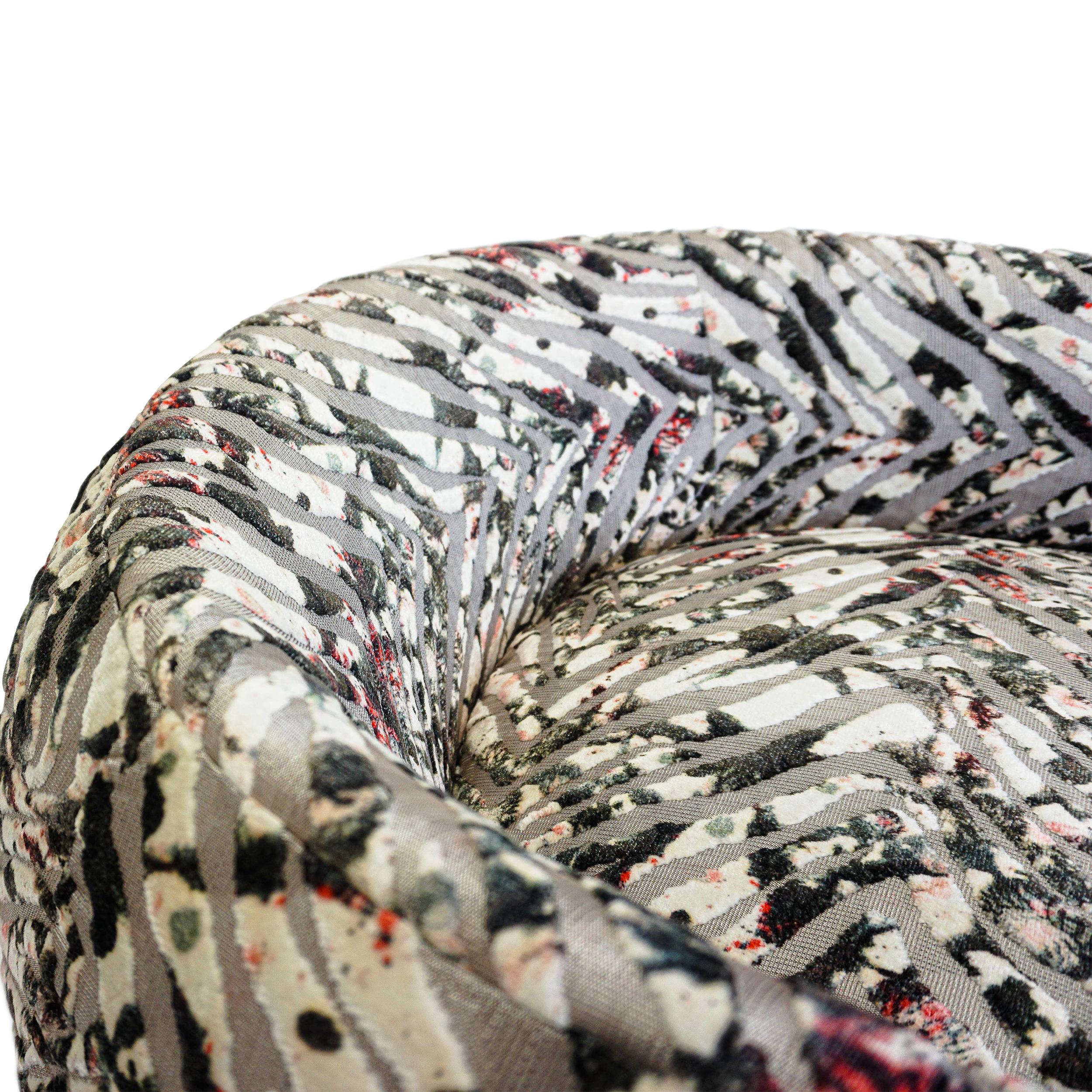 Fauteuil pivotant bas à base de noyer avec velours taillé en vente 7