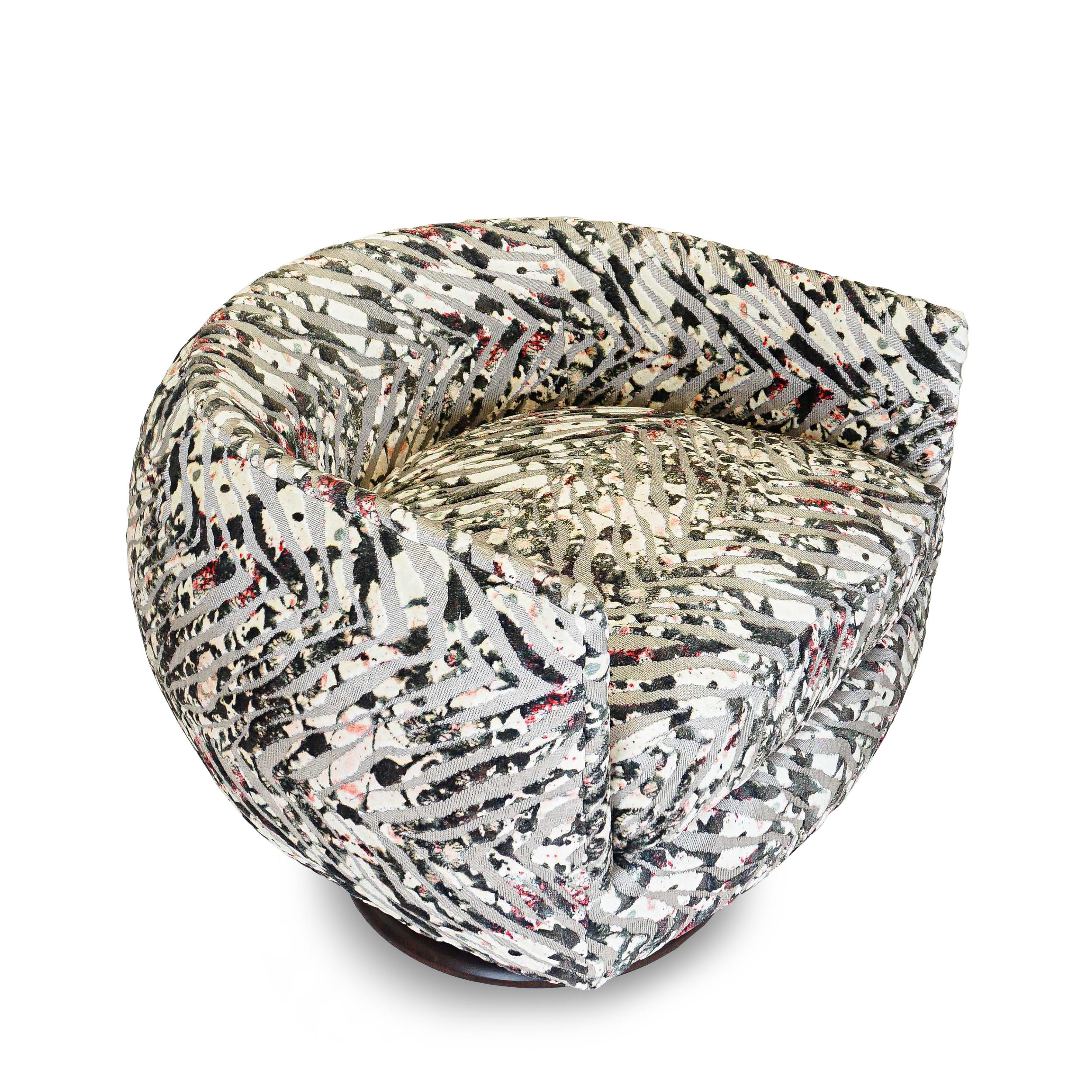 Une structure en érable massif à la silhouette à la fois petite et bulbeuse, juchée sur un piédestal en noyer teinté, ce fauteuil pivotant est tout en forme. Présenté tapissé d'un saisissant velours découpé abstrait Scalamandre inspiré de Jackson