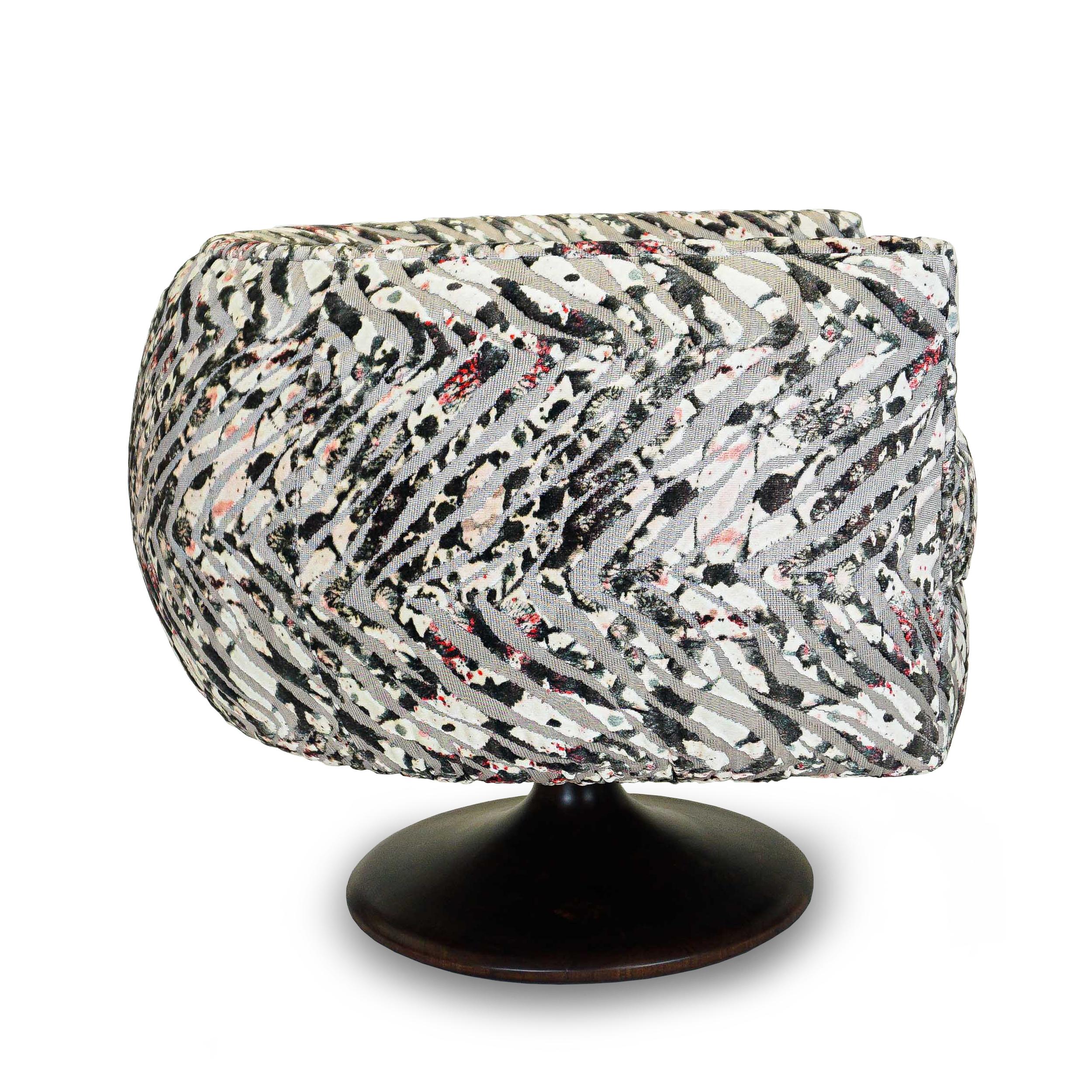 XXIe siècle et contemporain Fauteuil pivotant bas à base de noyer avec velours taillé en vente