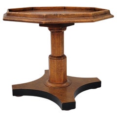 Table d'appoint octogonale basse en noyer par Baker