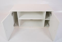 Low White Montana Module with Four Smaller Rooms, Designed by Peter J. Lassen