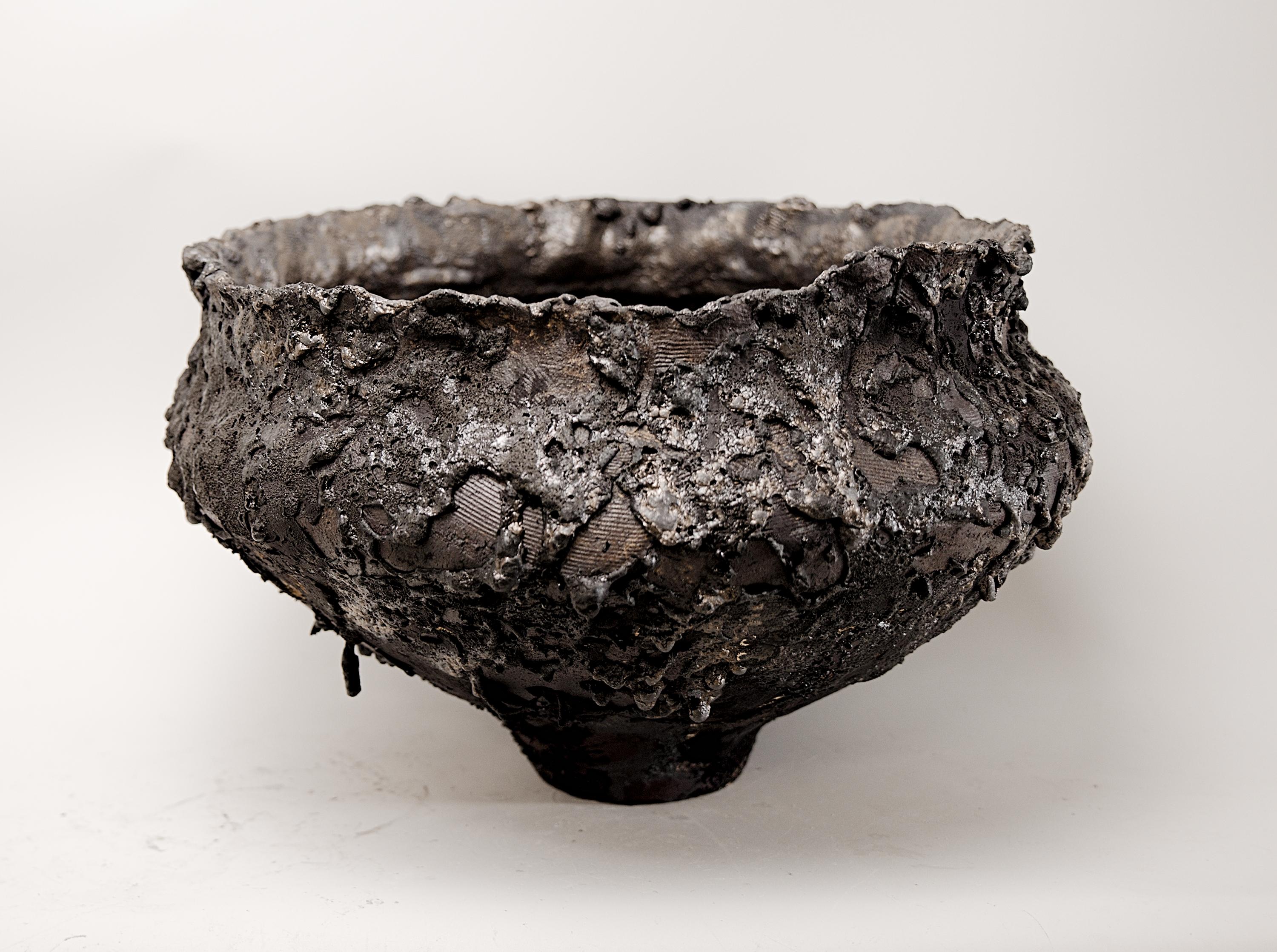 Ti presentiamo la collezione di ciotole Moody Lava Bowl, disponibile in esclusiva presso gli Studio A. Shine. Questa grande ciotola arrotolata a mano presenta una finitura opaca con strati di argilla pesante e barbottina e un'aggiunta di smalto