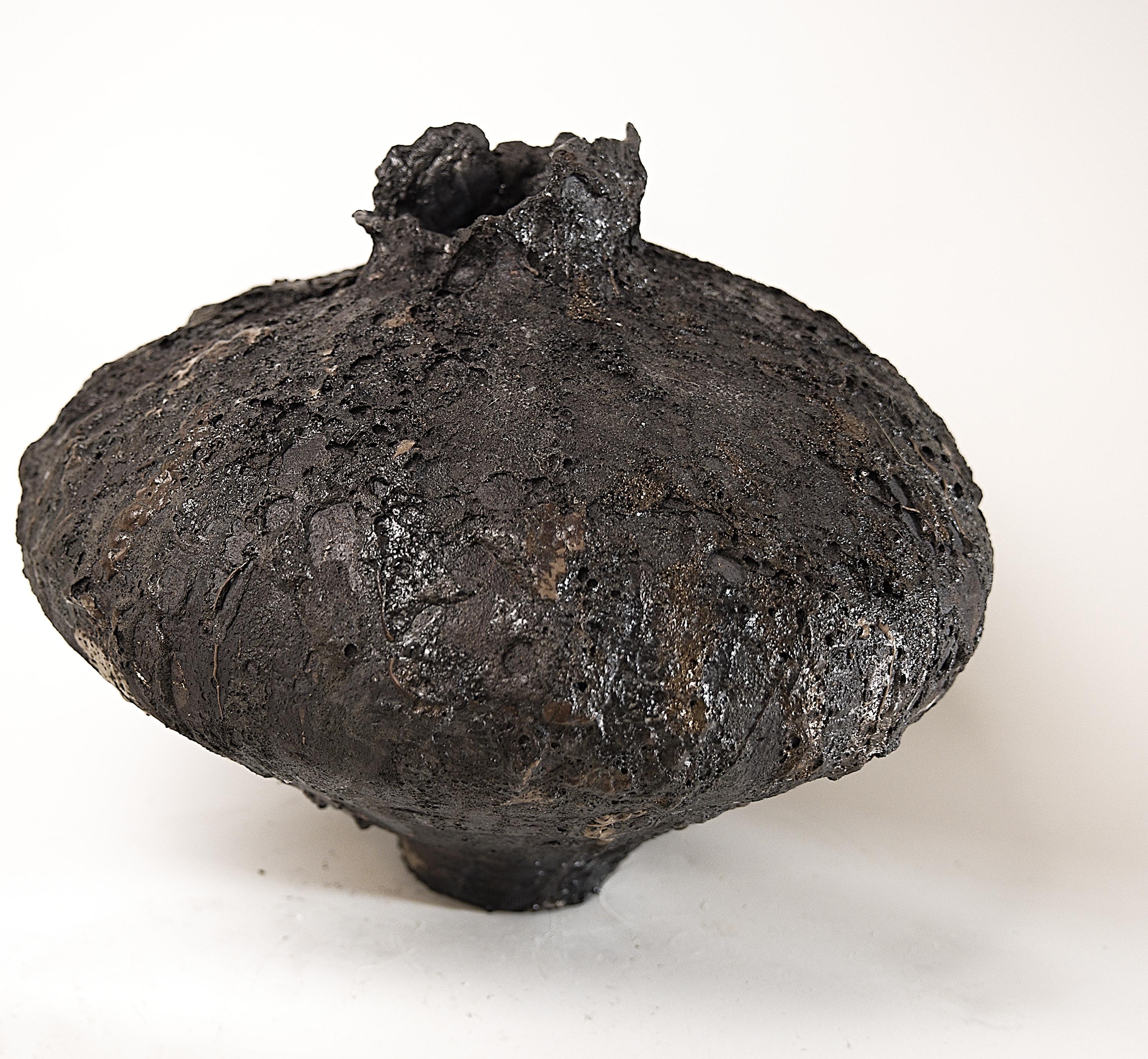 Low Wide Moody Black Free Form Hand Made Vase (Vase à forme libre) en vente 2