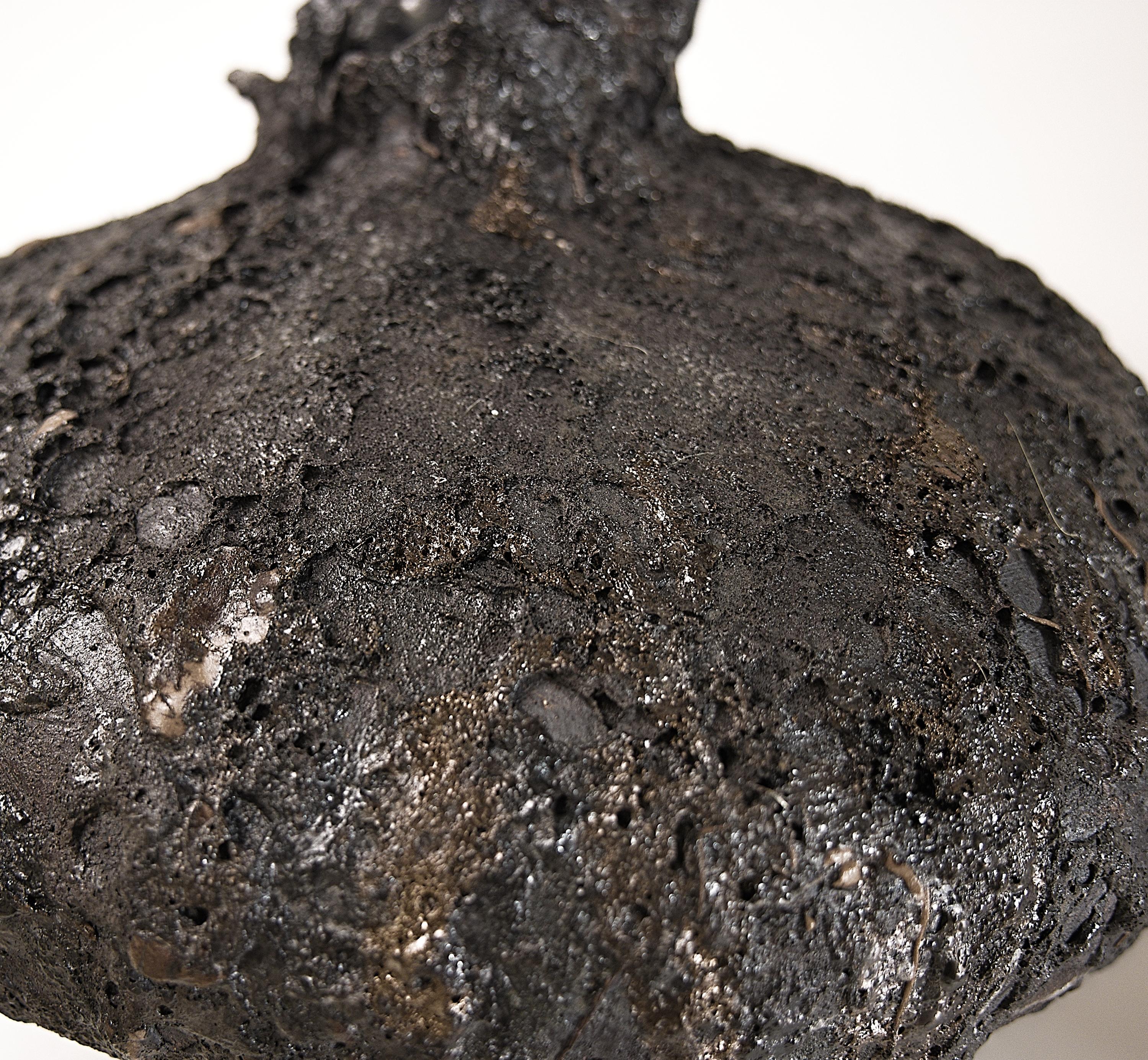 Low Wide Moody Black Free Form Hand Made Vase (Vase à forme libre) en vente 3