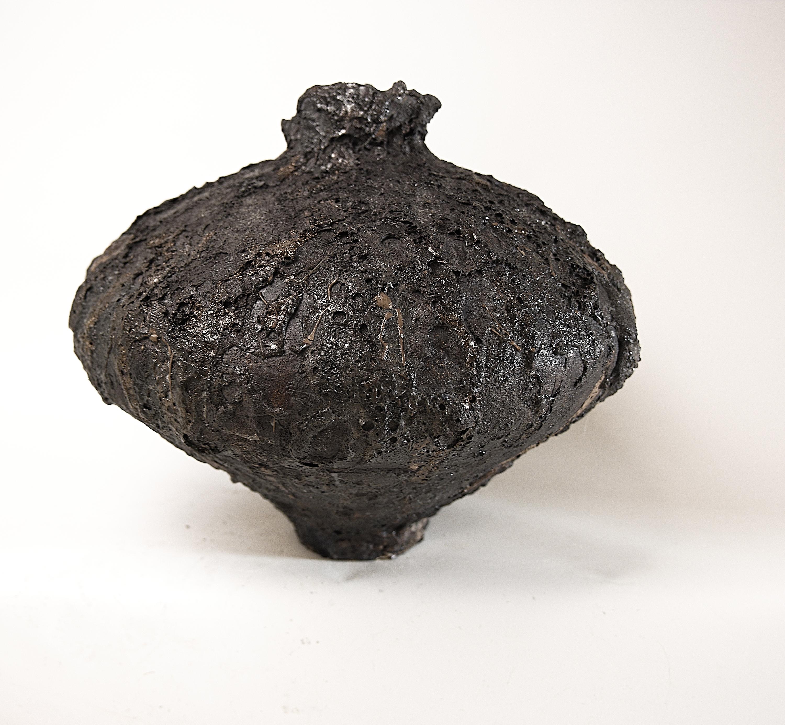 Low Wide Moody Black Free Form Hand Made Vase (Vase à forme libre) en vente 5