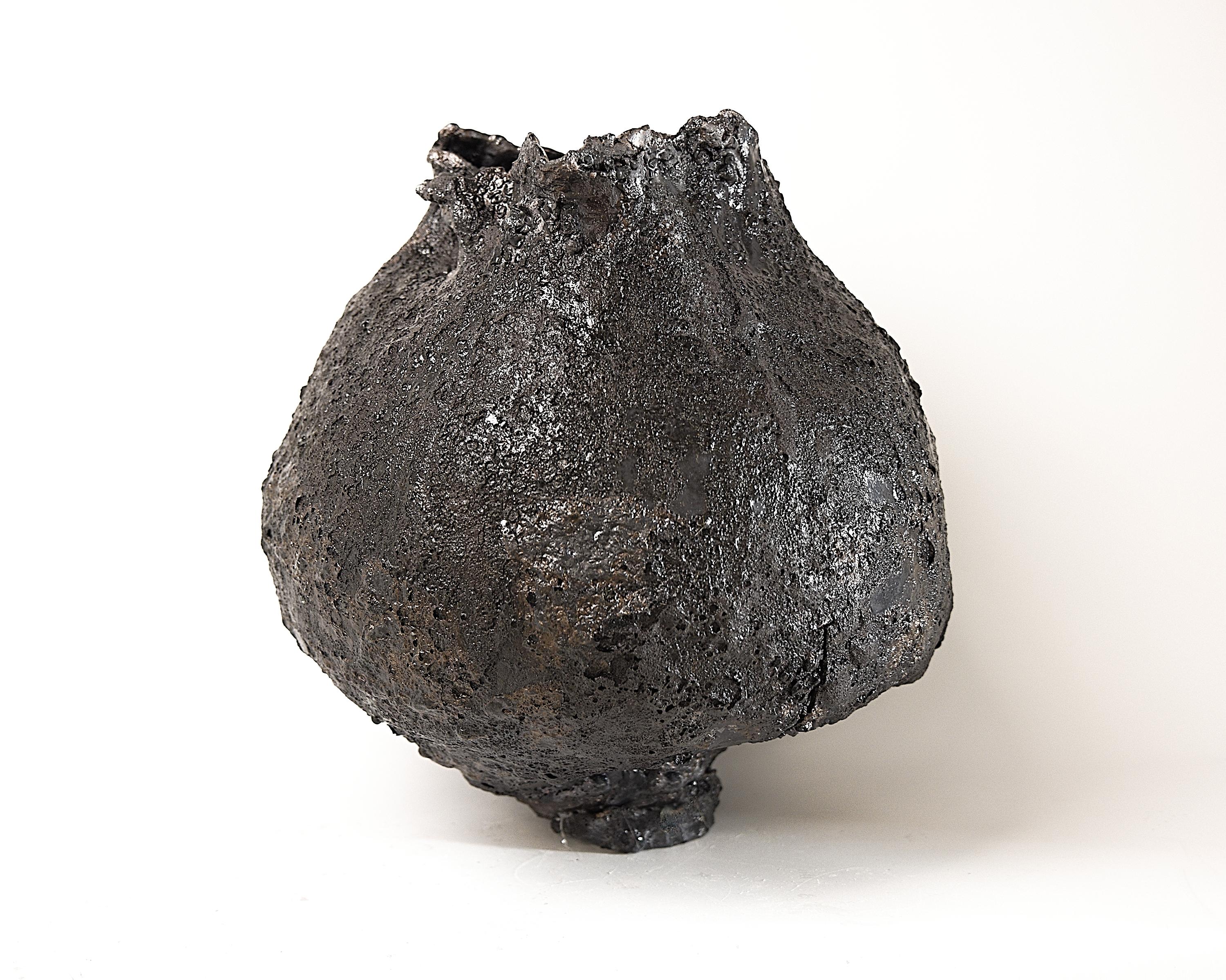 Low Wide Moody Black Free Form Hand Made Vase (Vase à forme libre) en vente 7