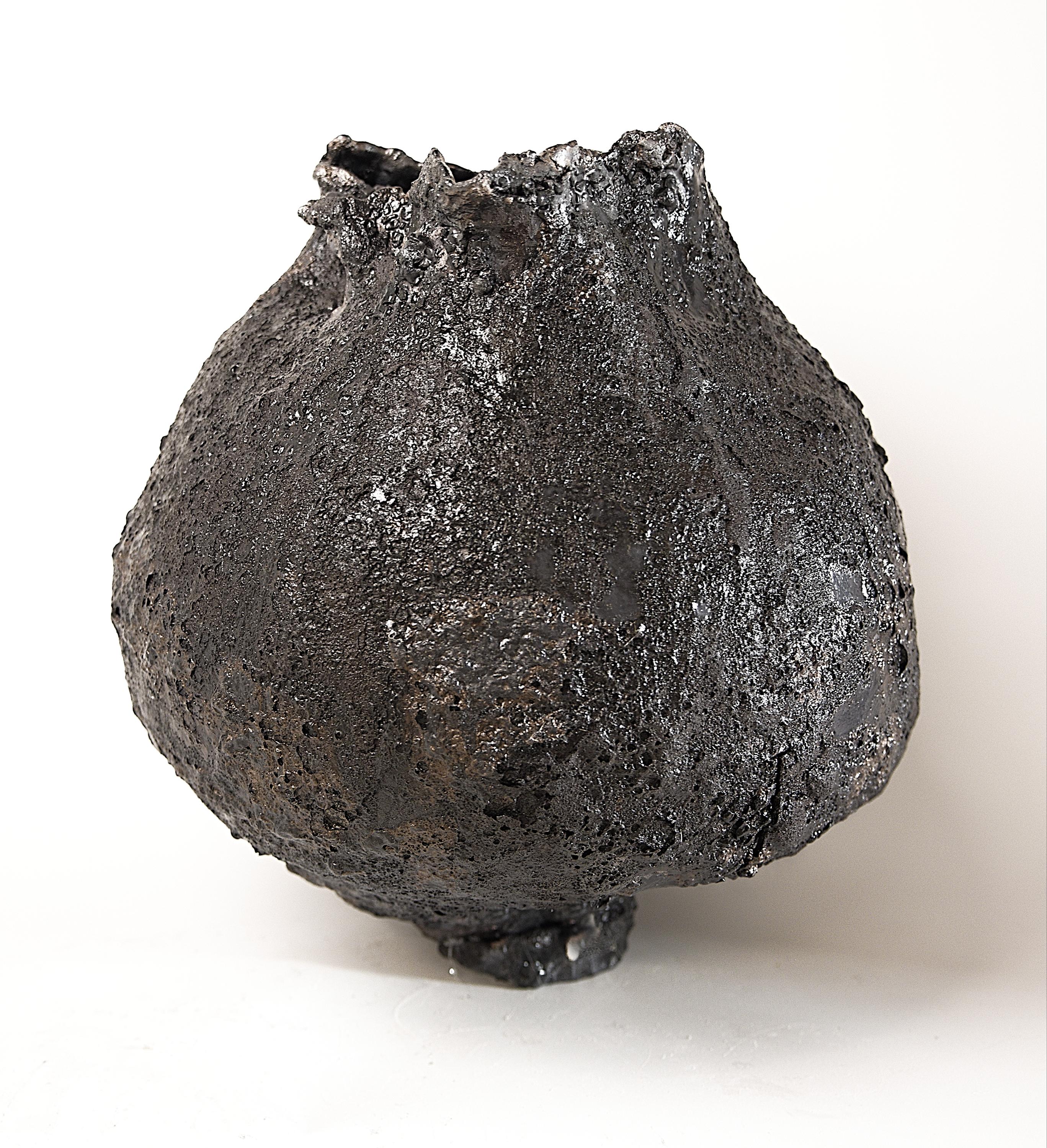 Low Wide Moody Black Free Form Hand Made Vase (Vase à forme libre) en vente 8