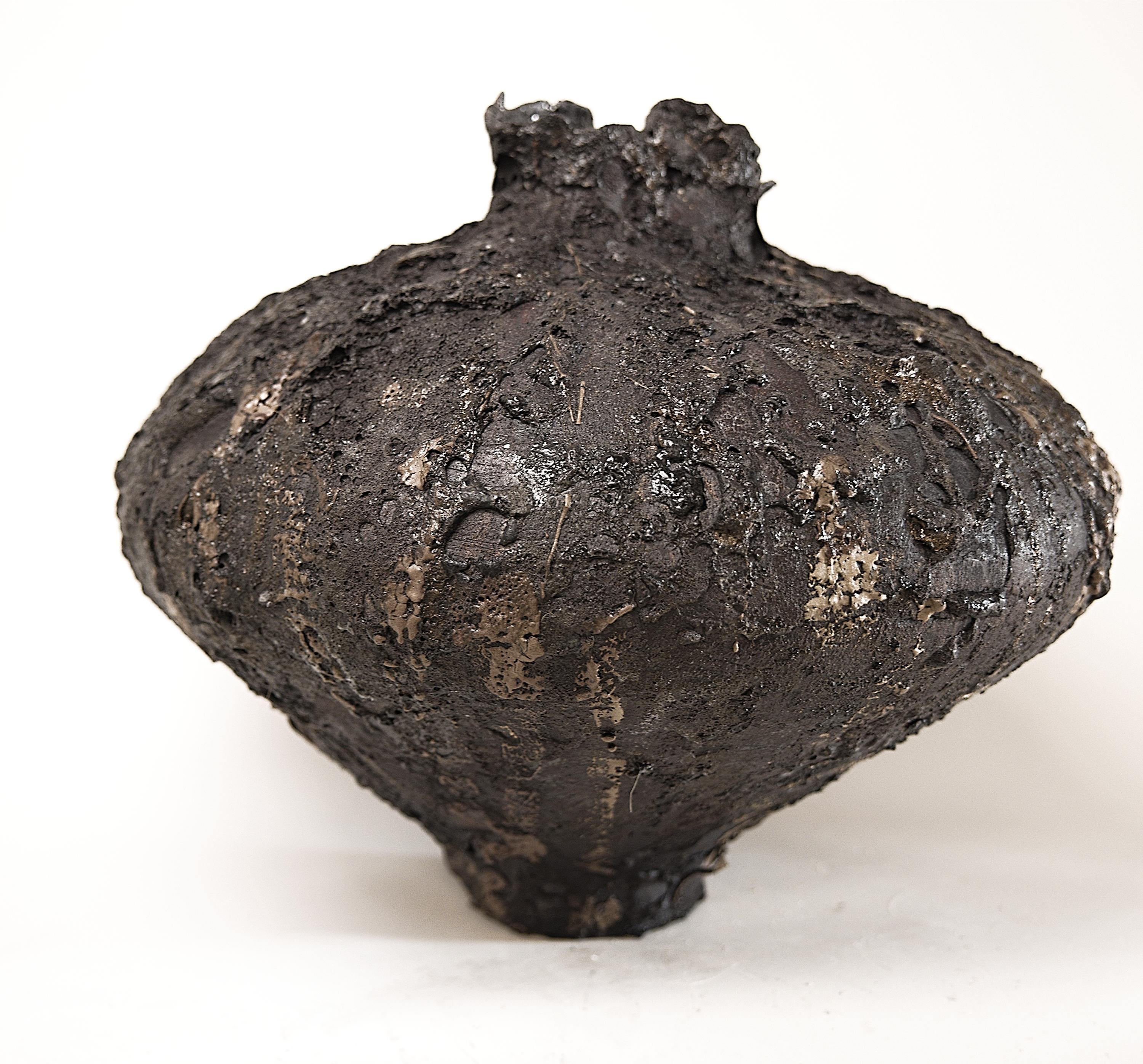 Américain Low Wide Moody Black Free Form Hand Made Vase (Vase à forme libre) en vente