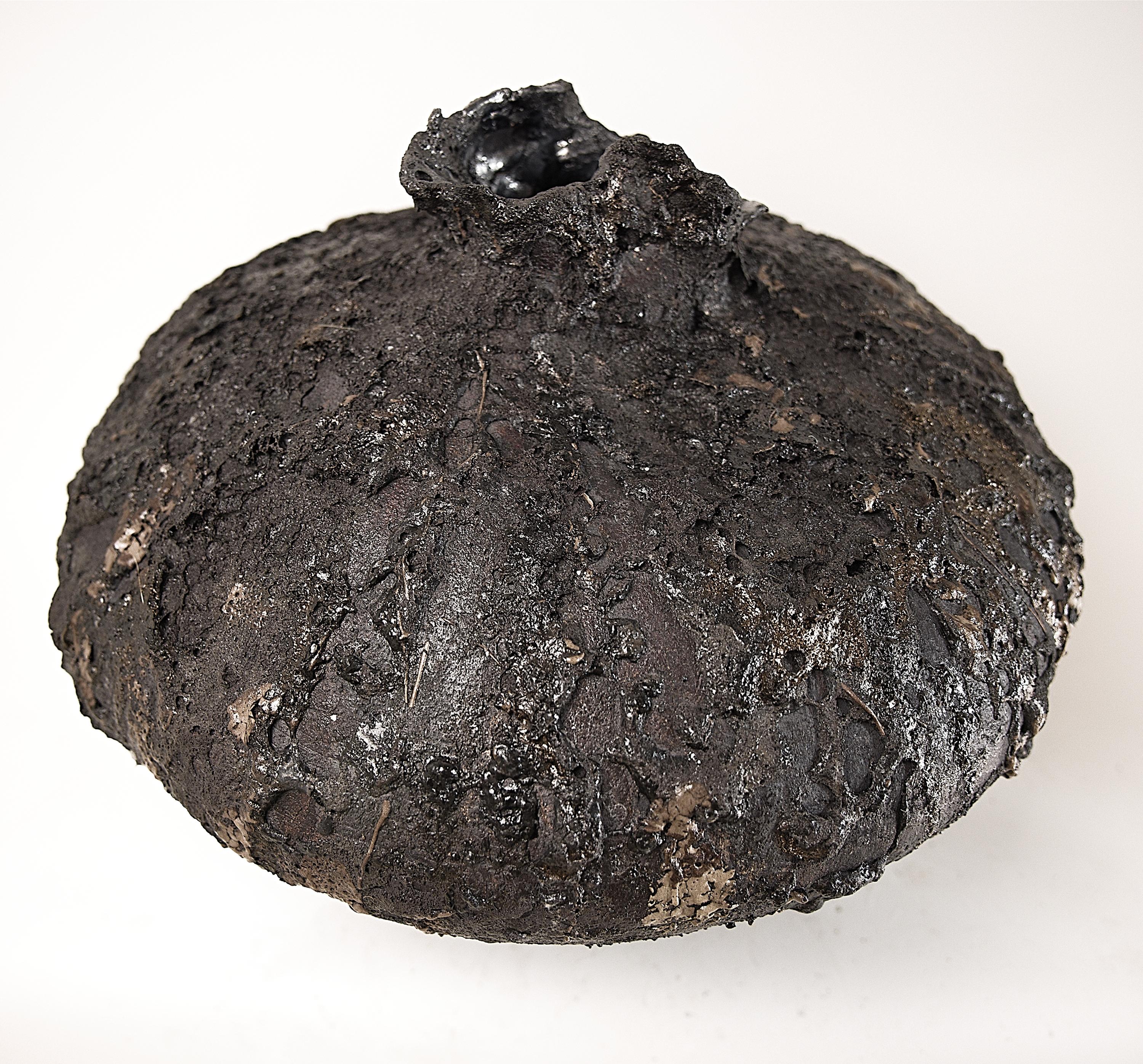 Vernissé Low Wide Moody Black Free Form Hand Made Vase (Vase à forme libre) en vente