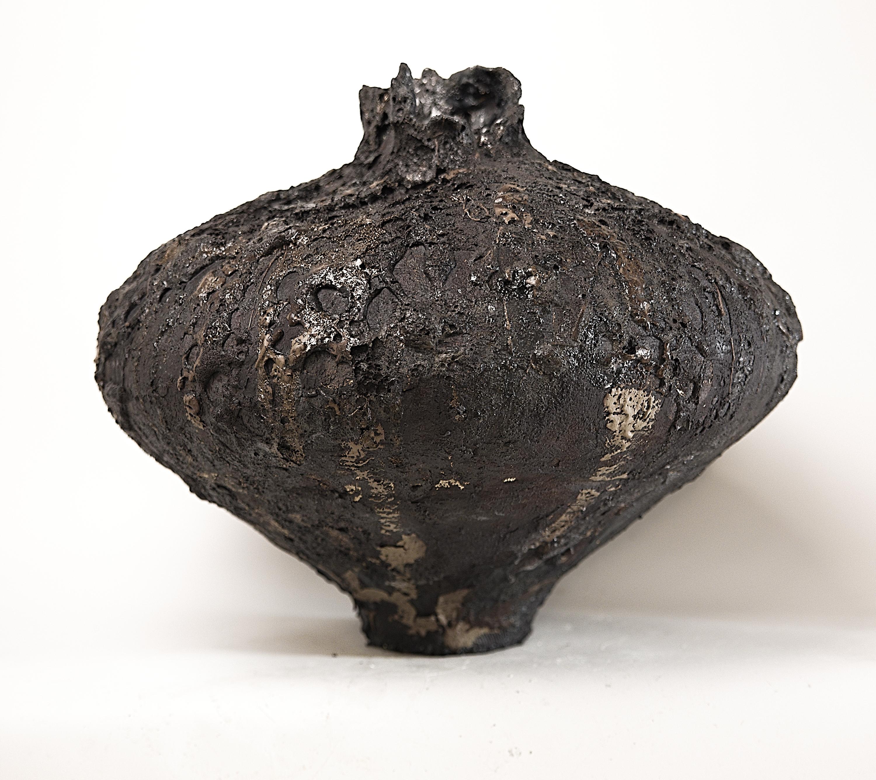 Céramique Low Wide Moody Black Free Form Hand Made Vase (Vase à forme libre) en vente