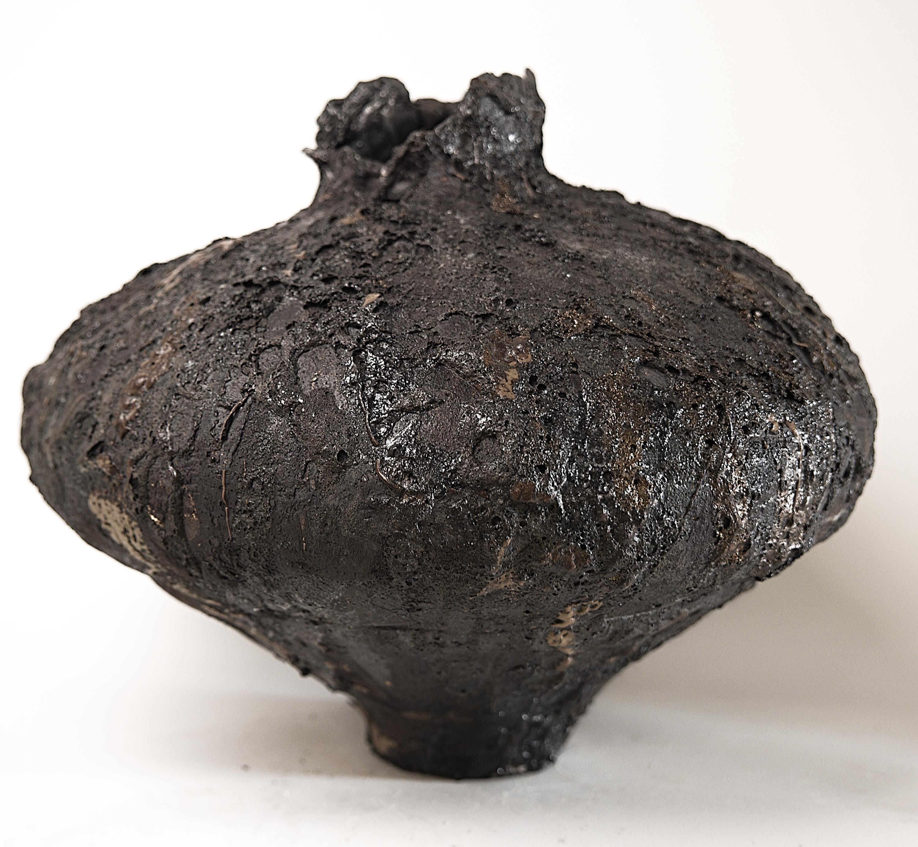 Low Wide Moody Black Free Form Hand Made Vase (Vase à forme libre) en vente 1