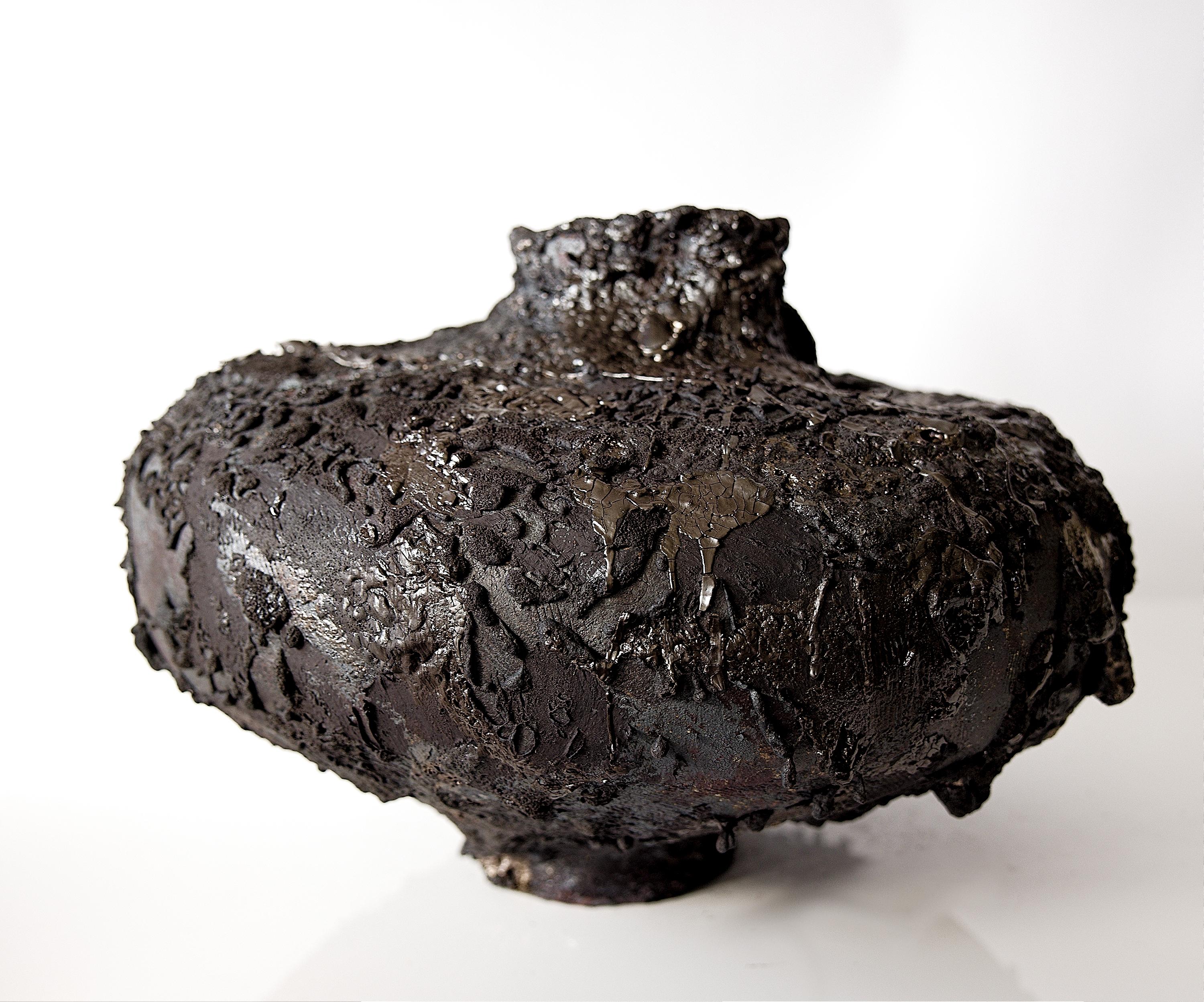 Organico moderno Vaso basso e largo di colore nero Hand MadeII- IV in vendita