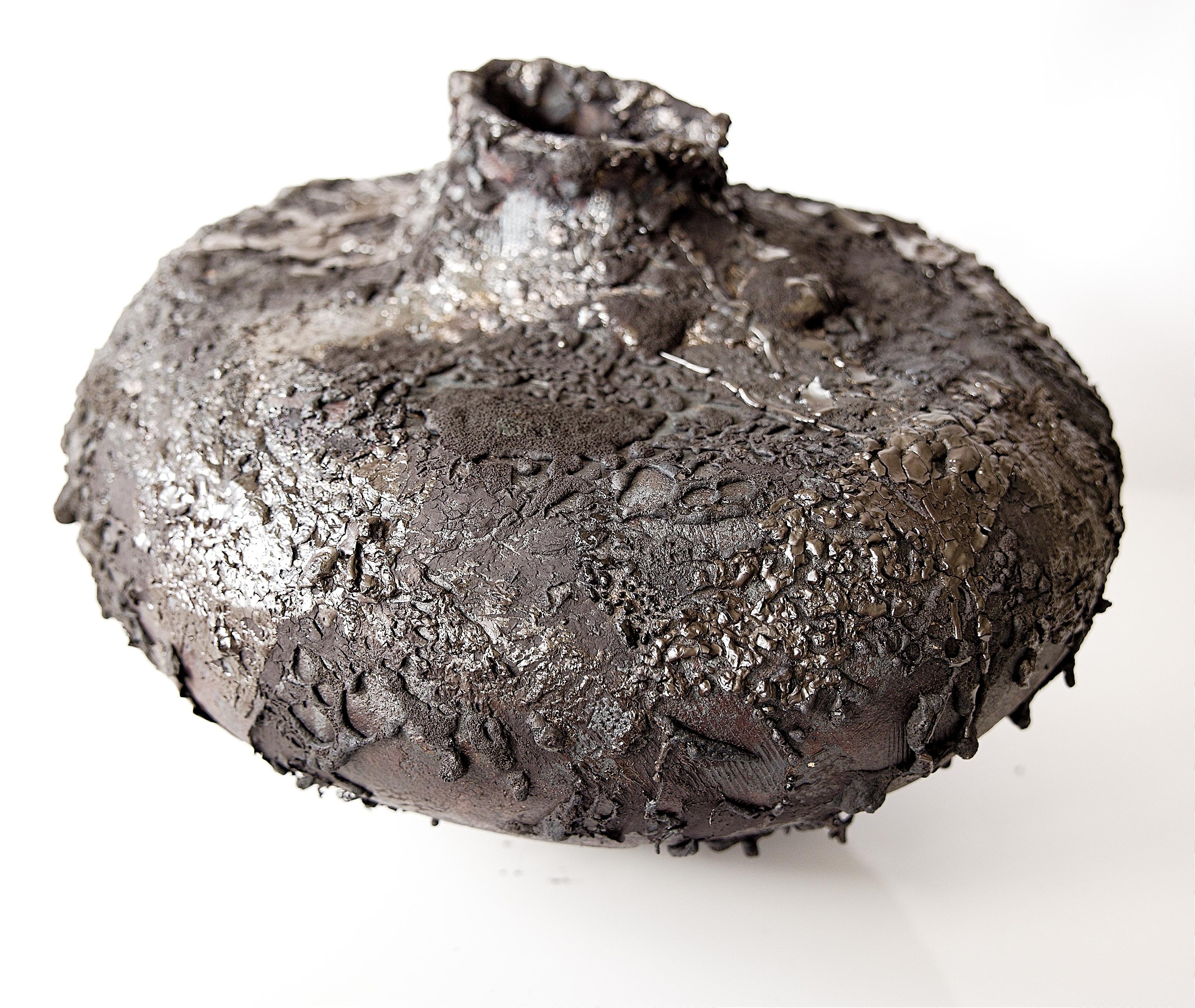 Vaso basso e largo di colore nero Hand MadeII- IV In condizioni Nuovo in vendita a Van Nuys, CA