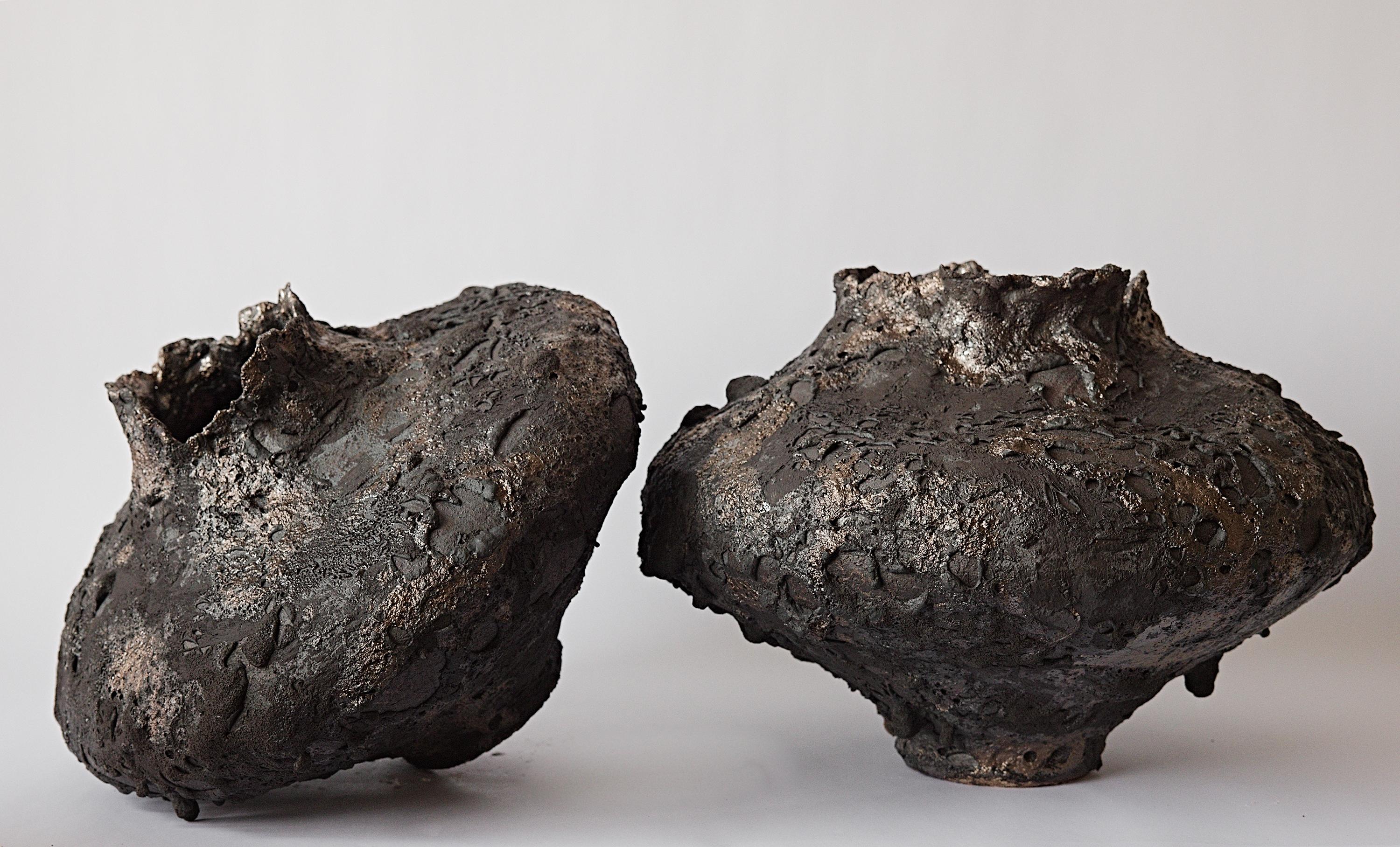 Wir stellen den Moody Lava Moon Collector vor, der exklusiv in den The Shine Studios erhältlich ist. Diese große, von Hand gewickelte Vase weist eine matte Oberfläche mit Schichten aus schwerem Ton und Schlicker sowie eine zusätzliche