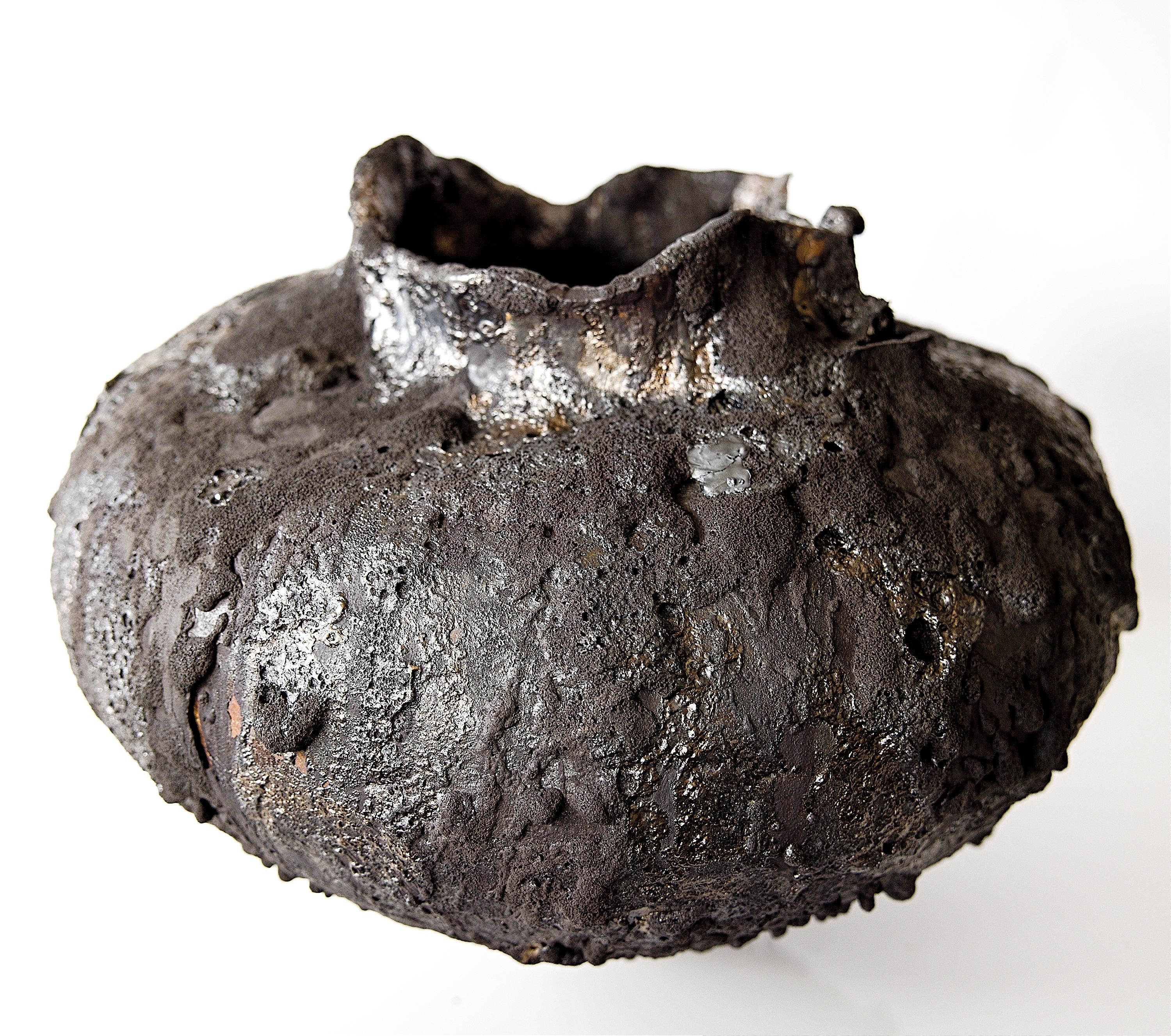 Ti presentiamo il Moody Lava Moon Collector, disponibile in esclusiva presso gli Studio A. Questo grande vaso arrotolato a mano presenta una finitura opaca con strati di argilla pesante e barbottina e un'aggiunta di smalto lavico, incarnando la